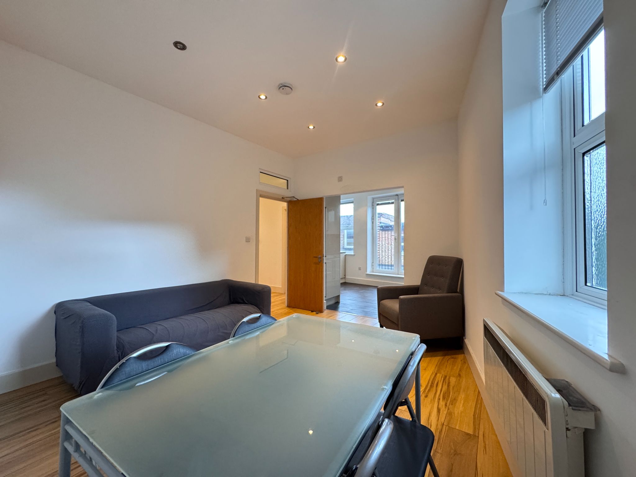 2 bedroom flat flat/apartment Let in Willesden Green - Photograph 5