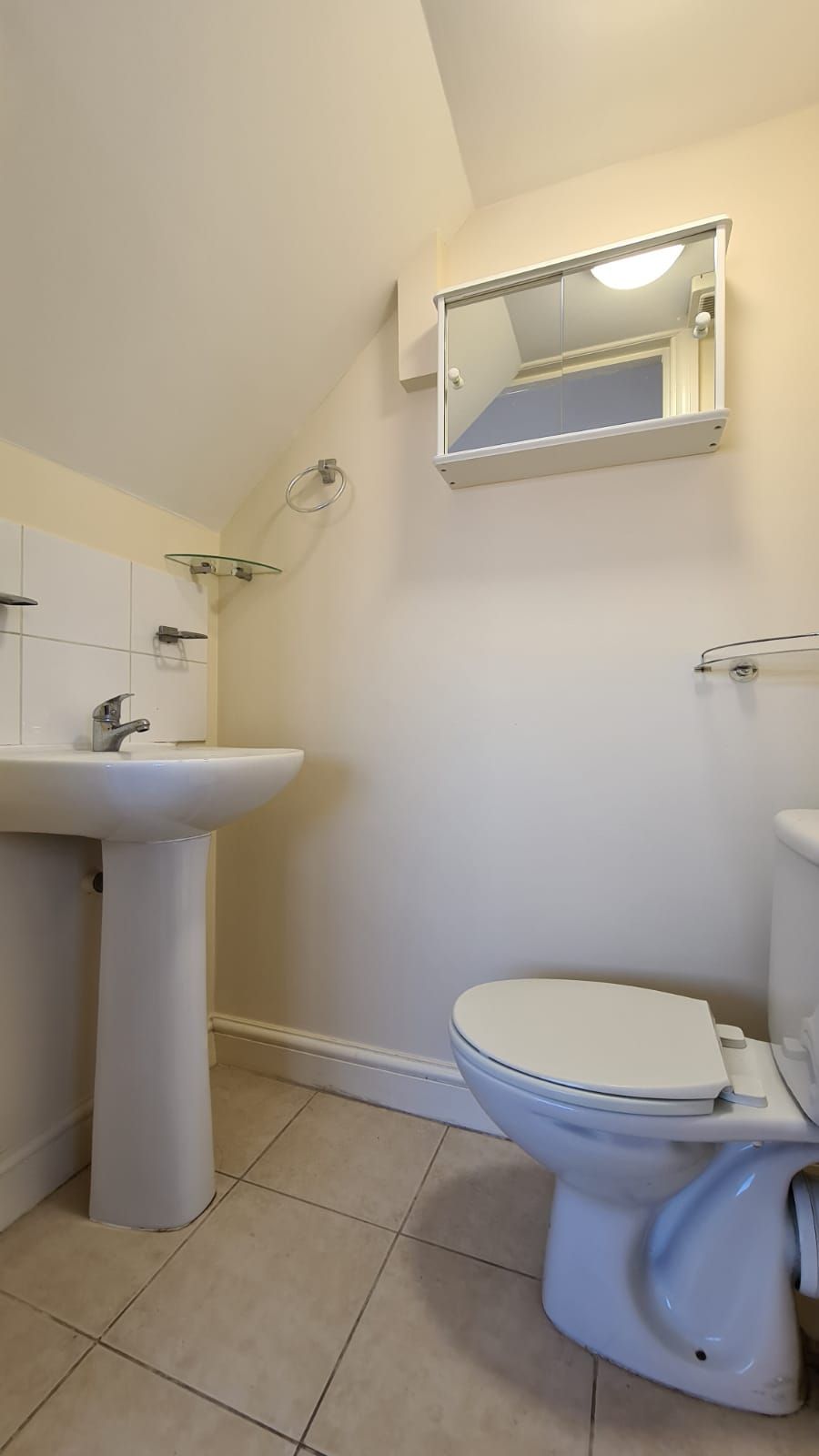 1 bedroom flat flat/apartment To Let in Wembley - Separate toilet