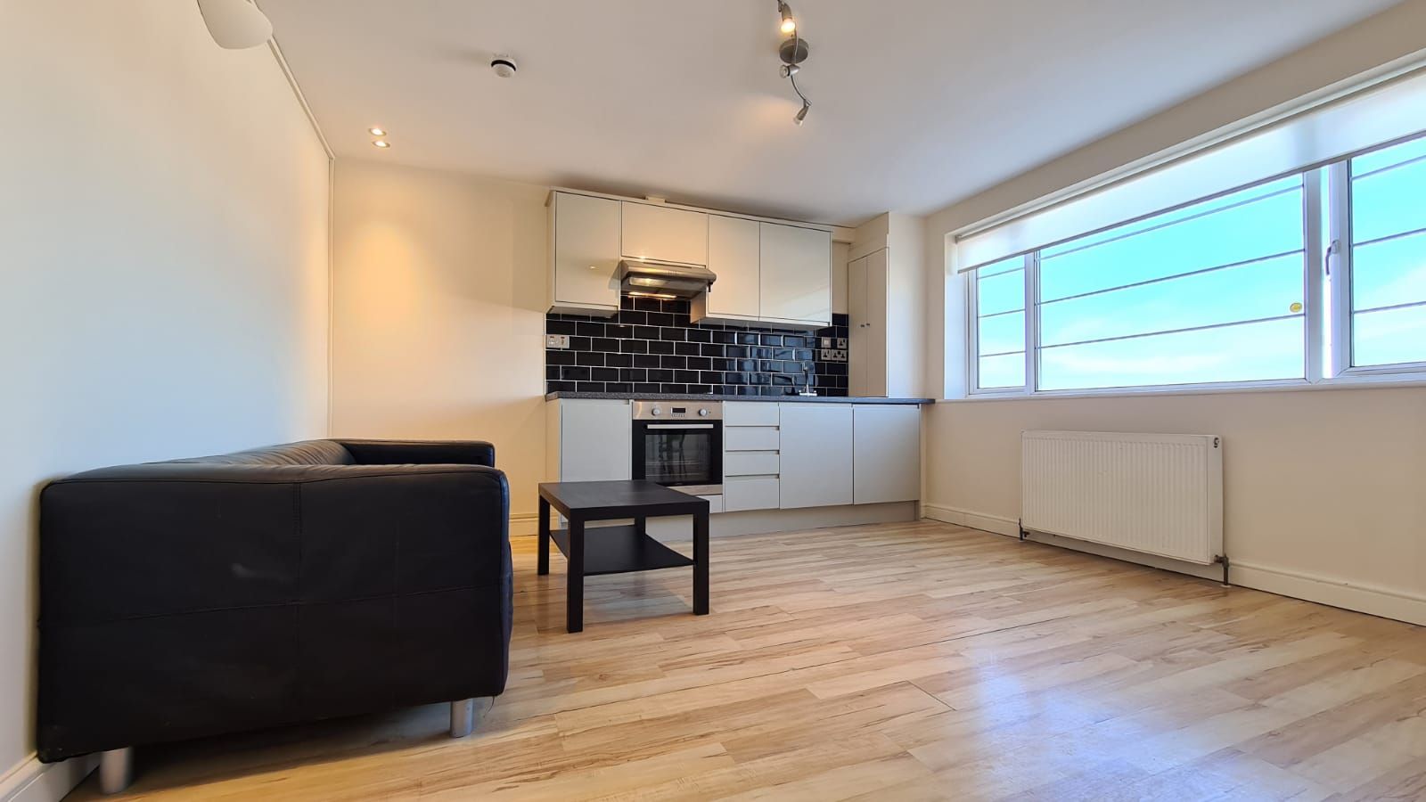 1 bedroom flat flat/apartment To Let in Wembley - Living Room/Kitchen area