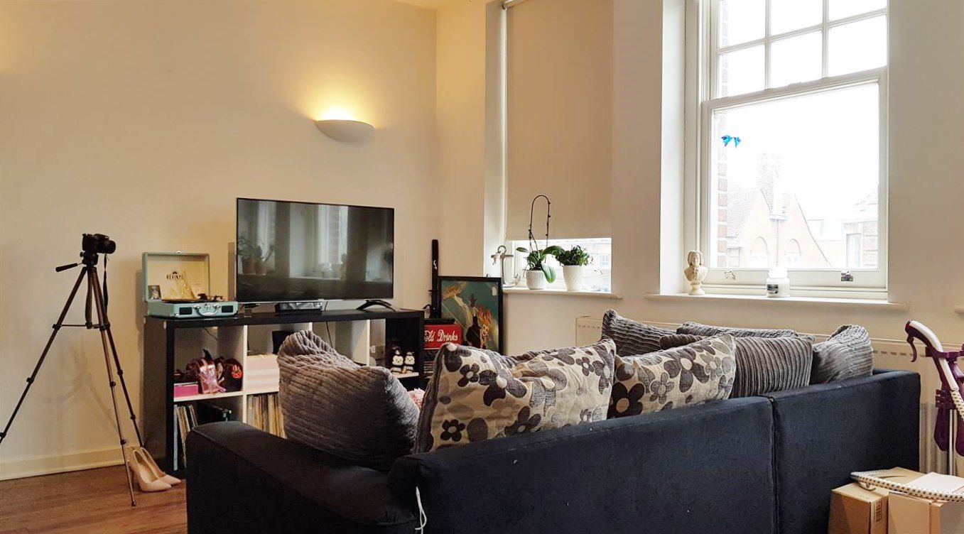 2 bedroom apartment flat/apartment To Let in Enfield - WOODEN FLOORING THROUGHOUT