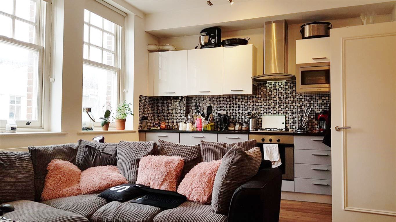 2 bedroom apartment flat/apartment To Let in Enfield - LIVING ROOm