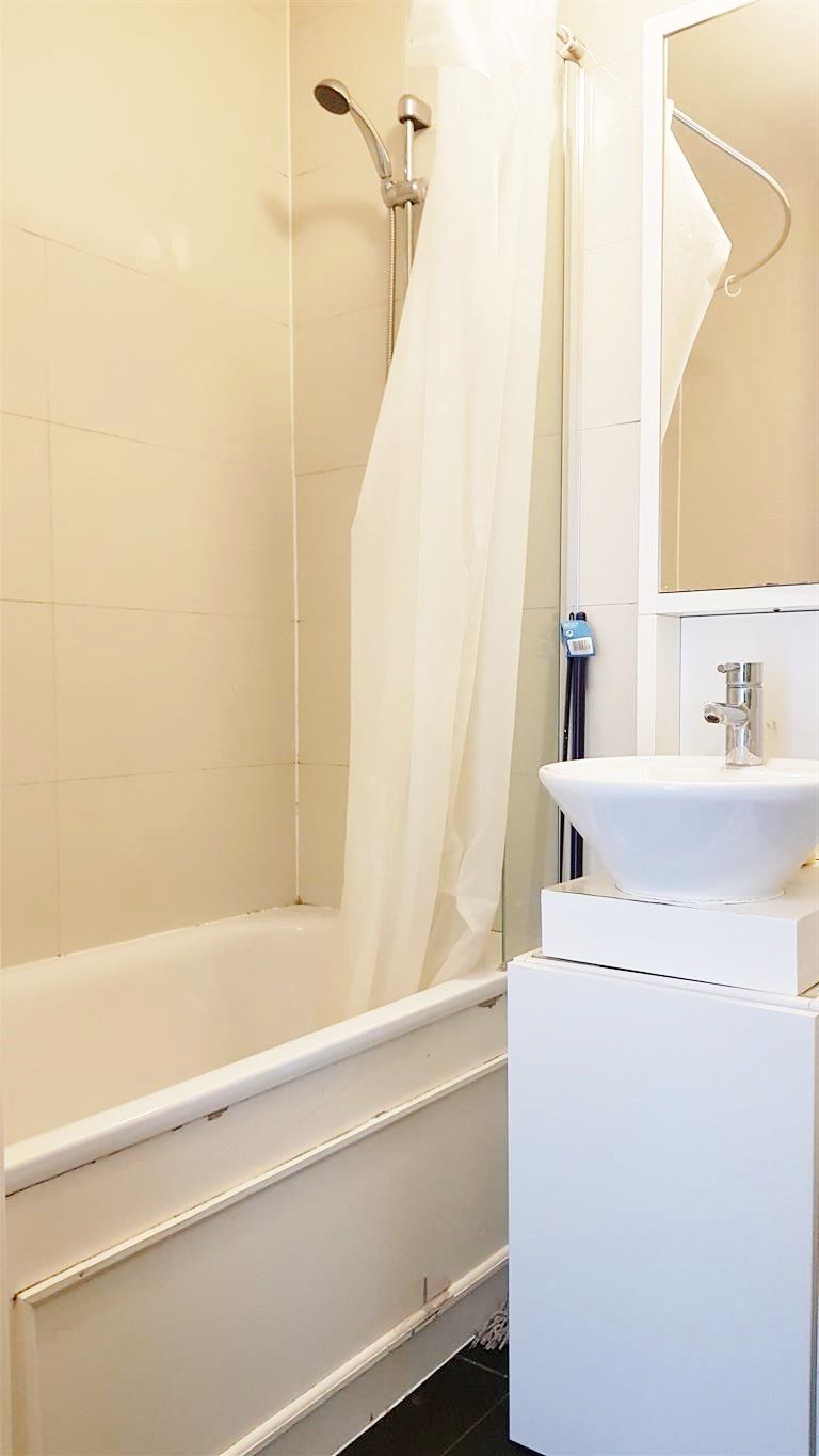 2 bedroom apartment flat/apartment To Let in Enfield - 3 PIECE BATHROOM SUITE
