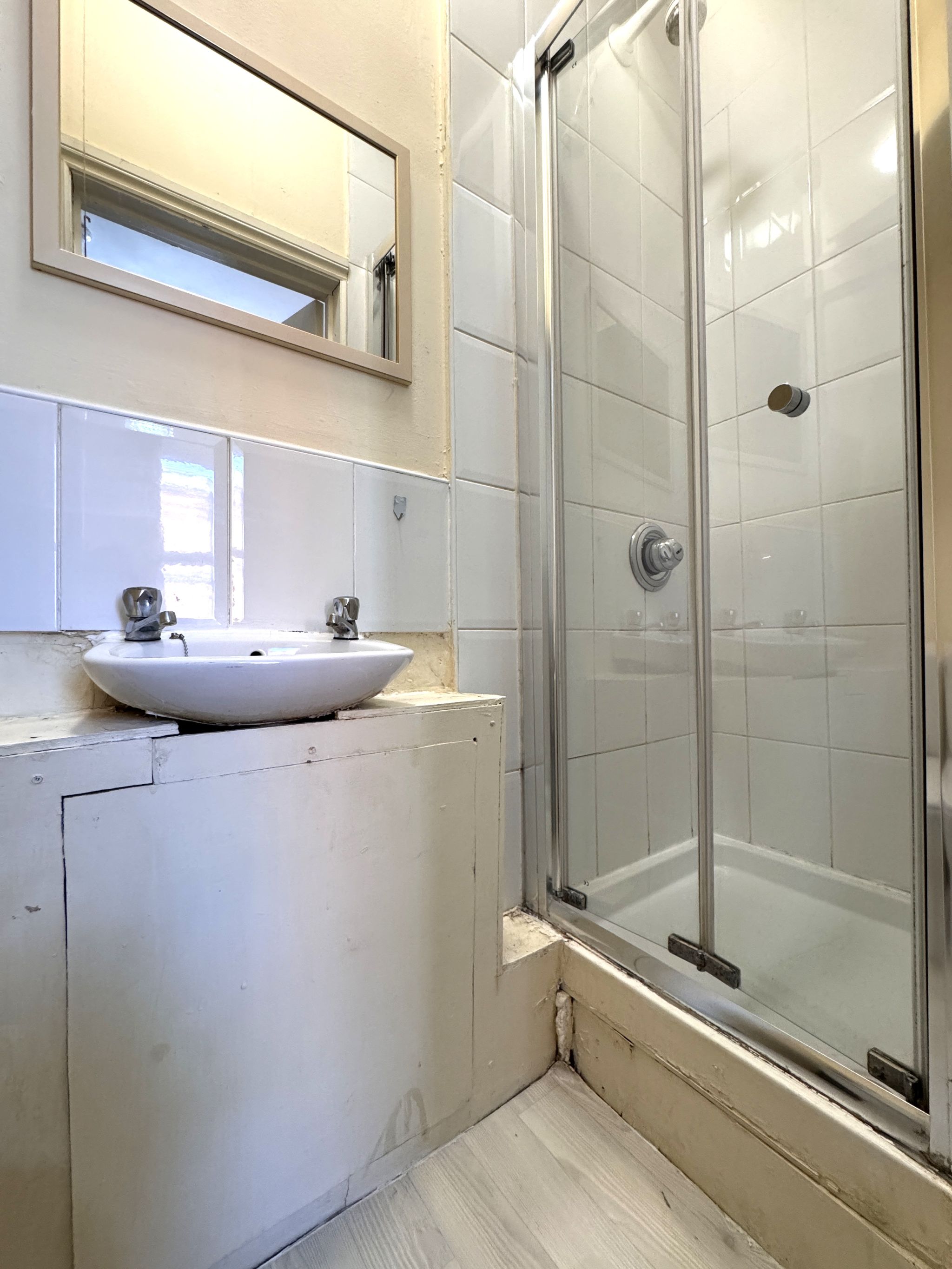 1 bedroom studio flat/apartment To Let in Willesden - Photograph 4