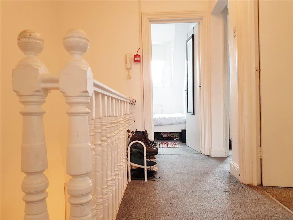 2 bedroom flat flat/apartment To Let in Willesden - Hallway