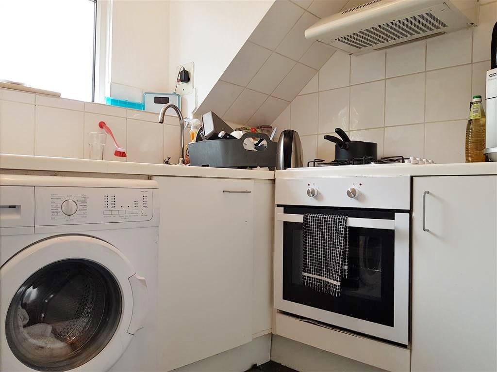 2 bedroom flat flat/apartment To Let in Willesden - Separate Fitted Kitchen