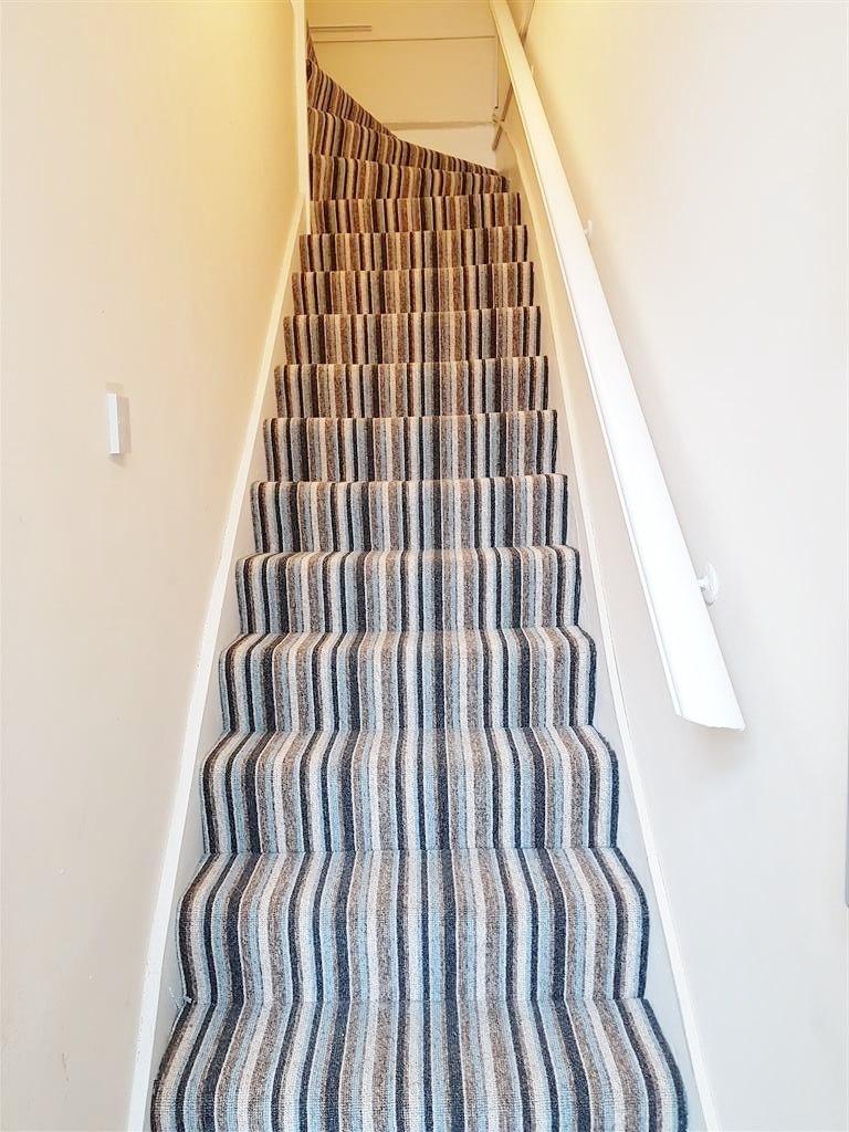 2 bedroom flat flat/apartment To Let in Willesden - Communal Staircase