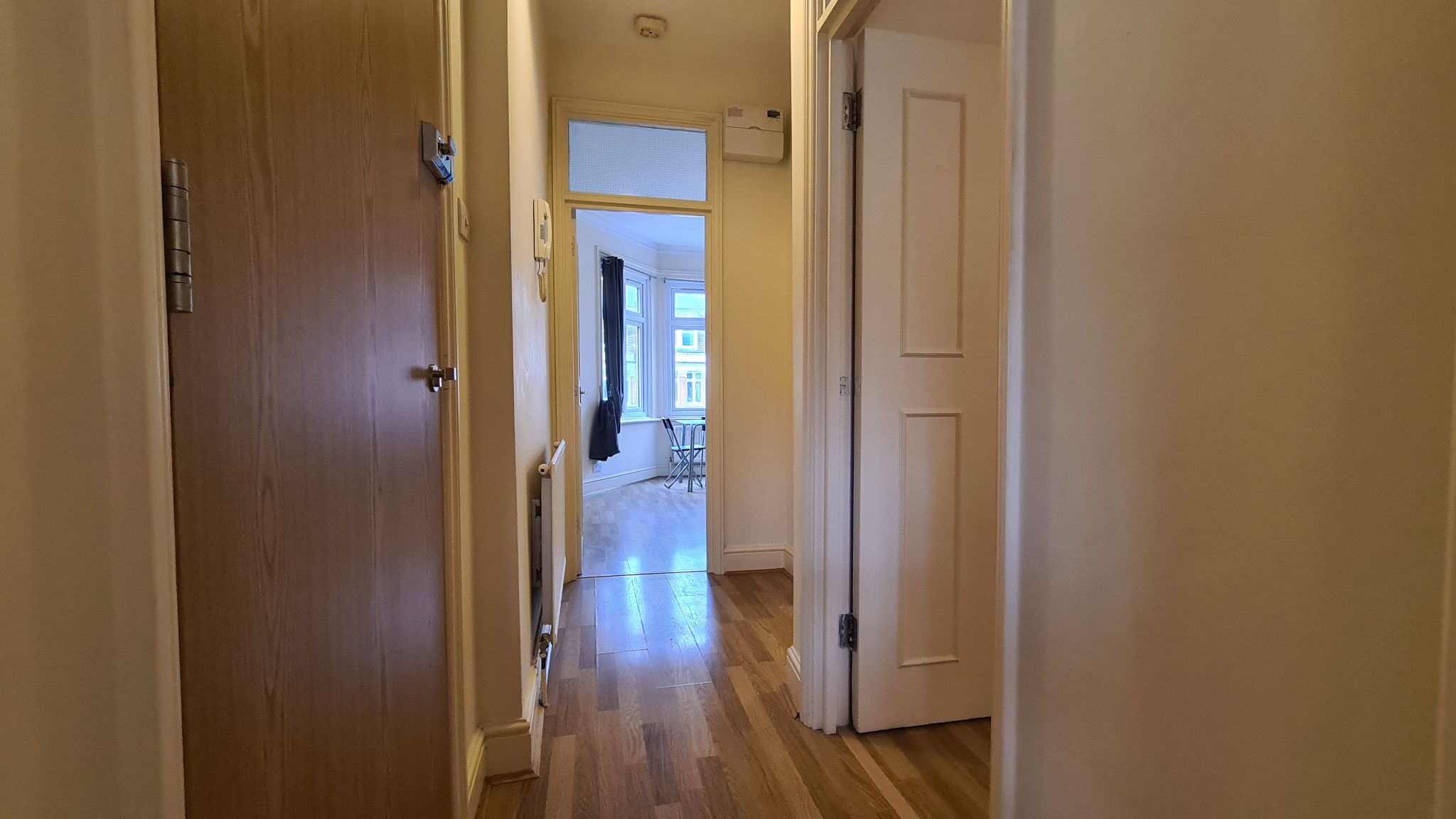 2 bedroom flat flat/apartment To Let in Cricklewood - Hall way