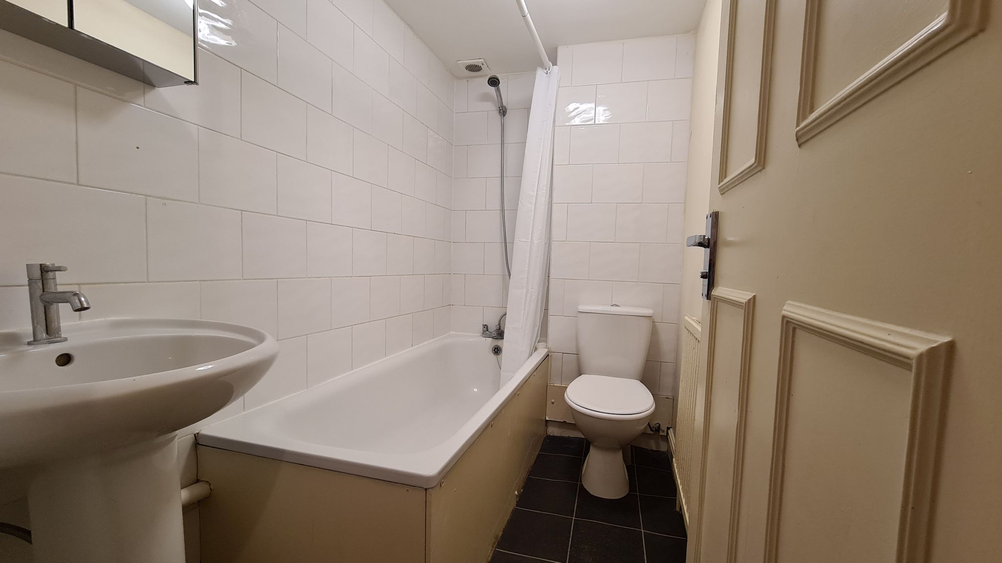2 bedroom flat flat/apartment To Let in Cricklewood - Bath Suite