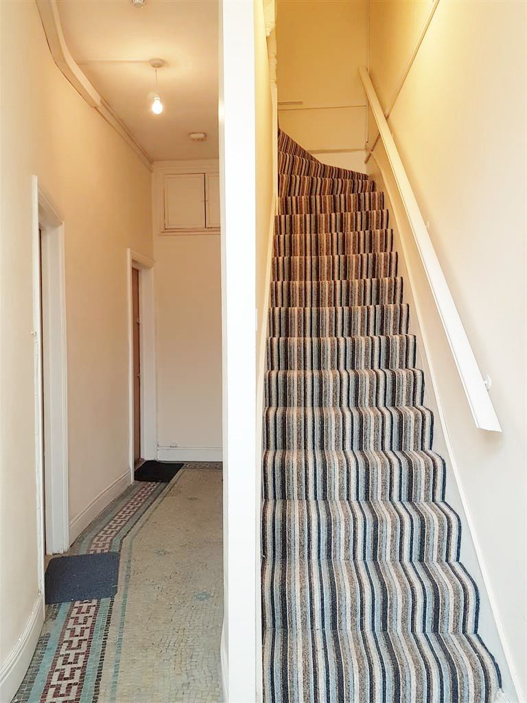 2 bedroom flat flat/apartment To Let in Cricklewood - COMMUNAL HALL