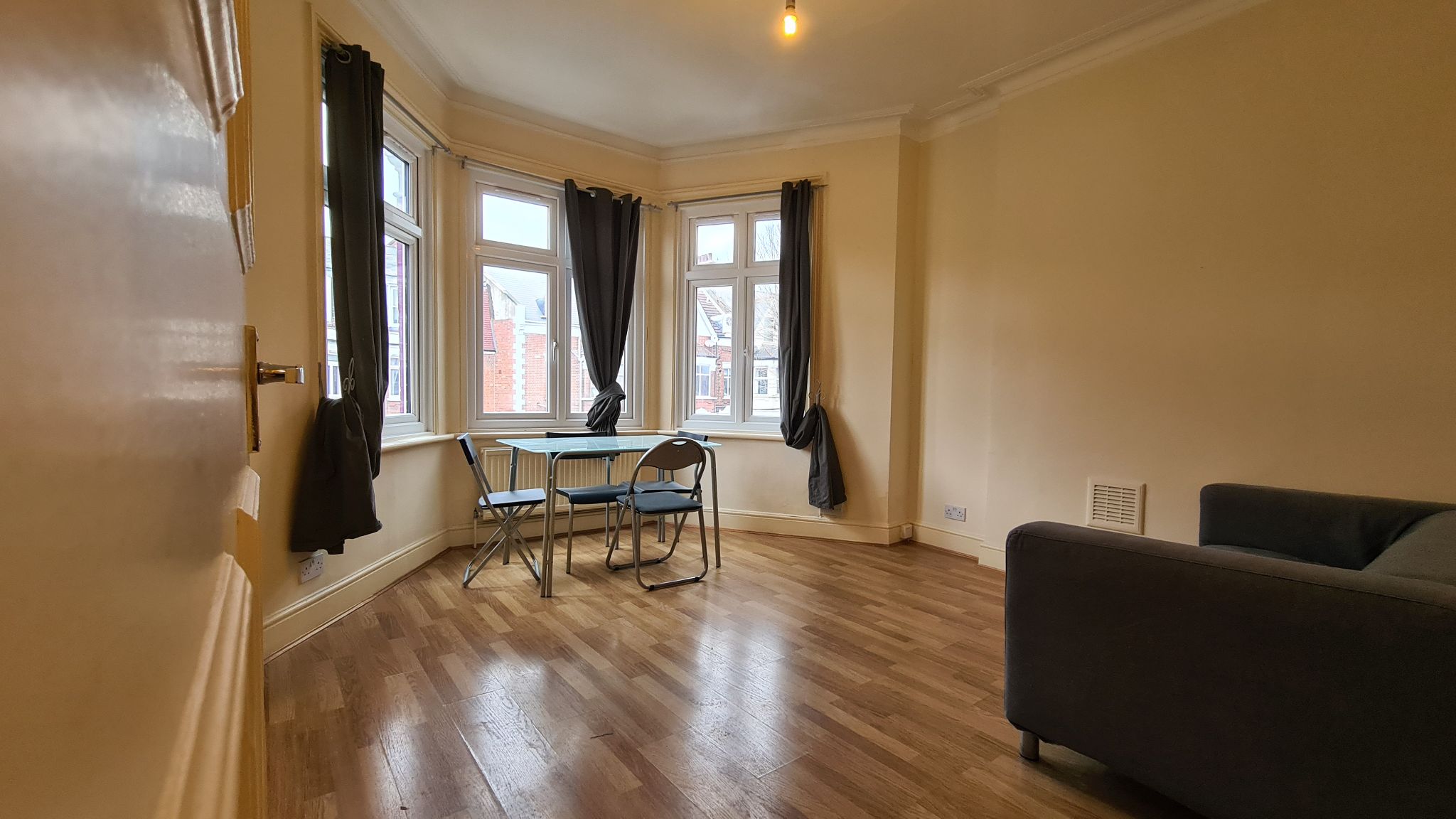 2 bedroom flat flat/apartment To Let in Cricklewood - Living Room