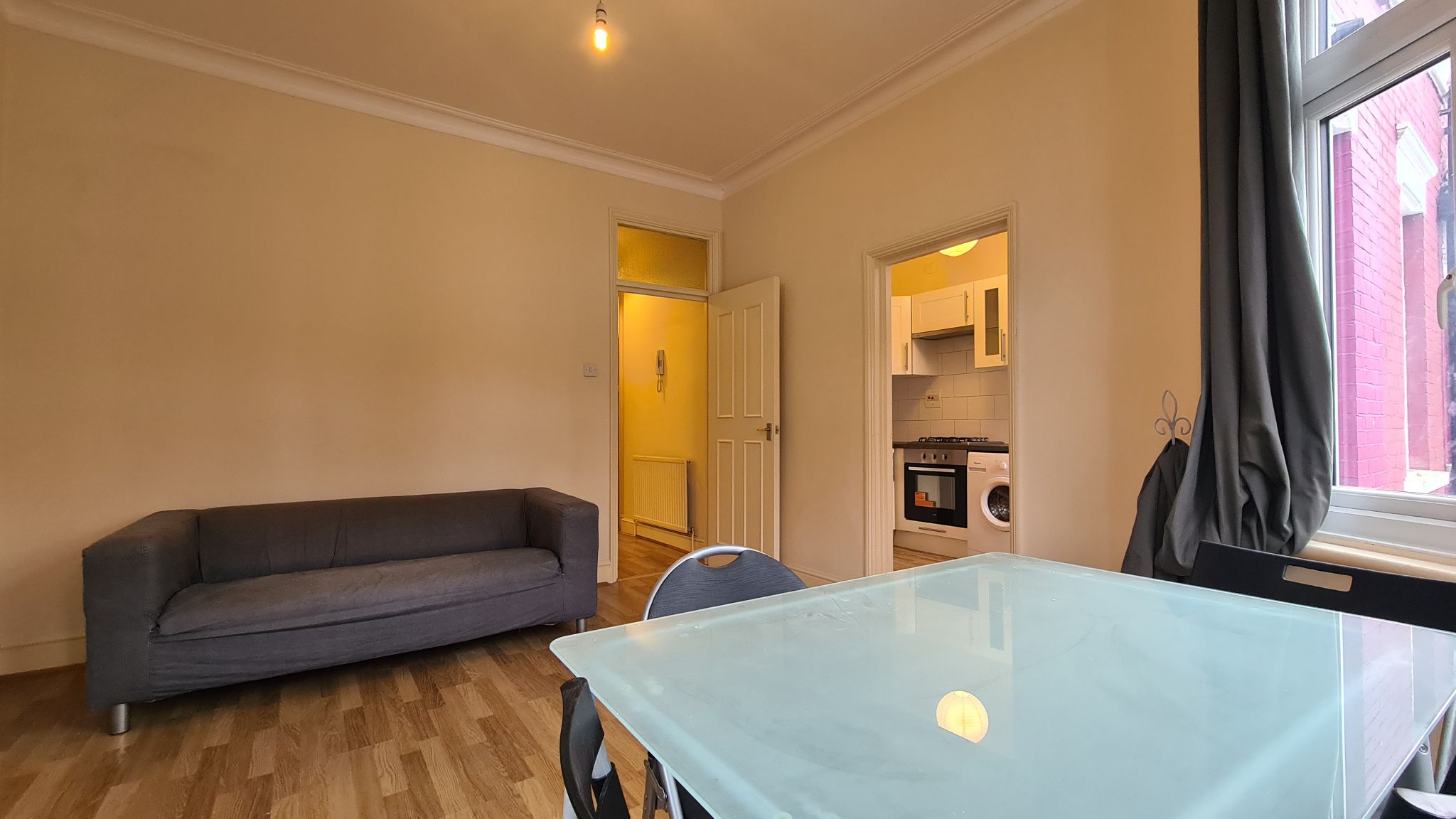 2 bedroom flat flat/apartment To Let in Cricklewood - Living Room