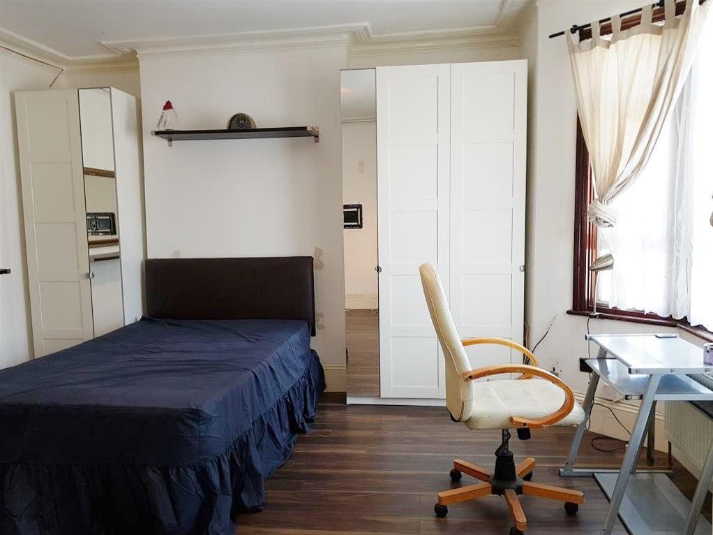 1 bedroom shared flat/apartment To Let in Willesden - Double Room- Furnished