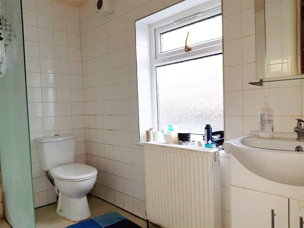 1 bedroom shared flat/apartment To Let in Willesden - Bathroom- Gas Central Heating