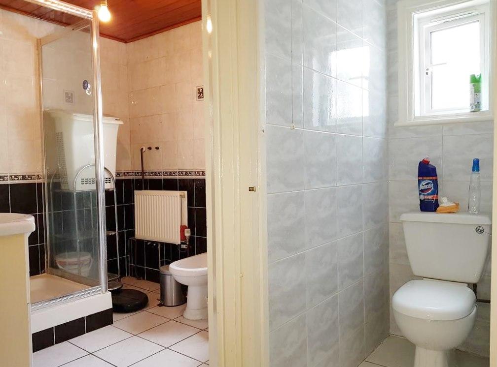 1 bedroom shared flat/apartment To Let in Willesden - Bathroom & Separate W.C.