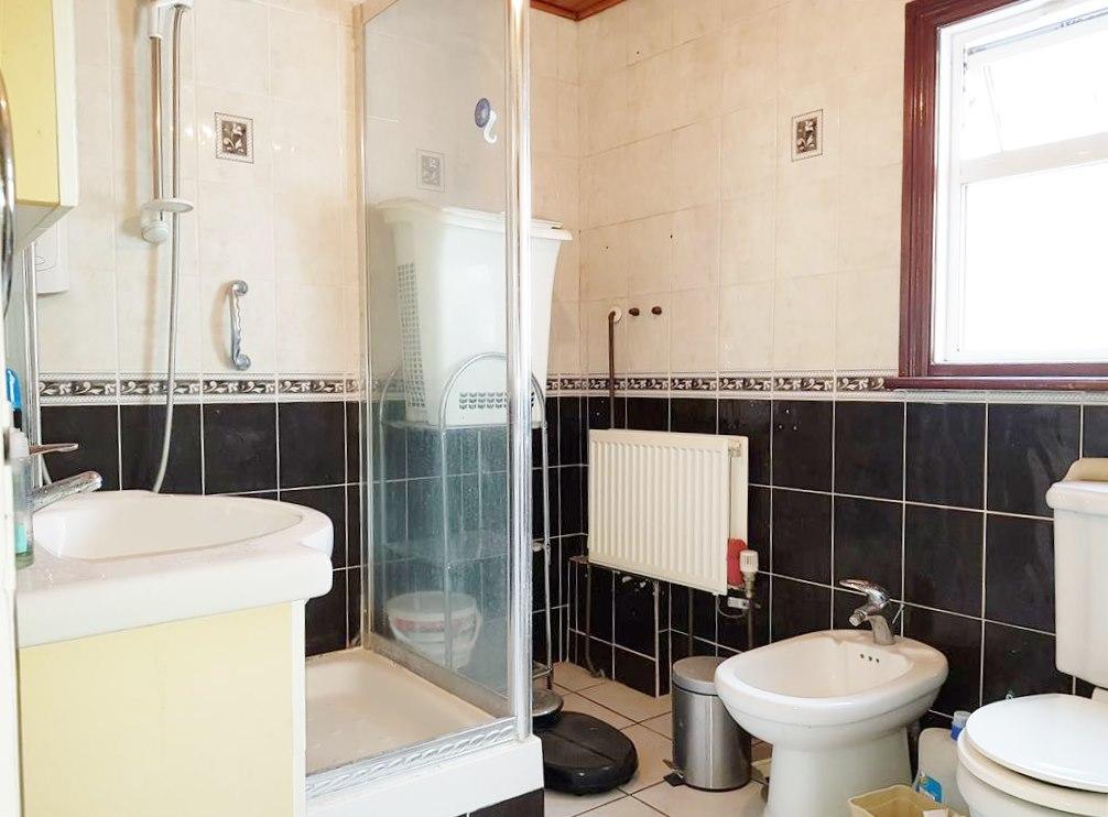 1 bedroom shared flat/apartment To Let in Willesden - Bathroom with Shower