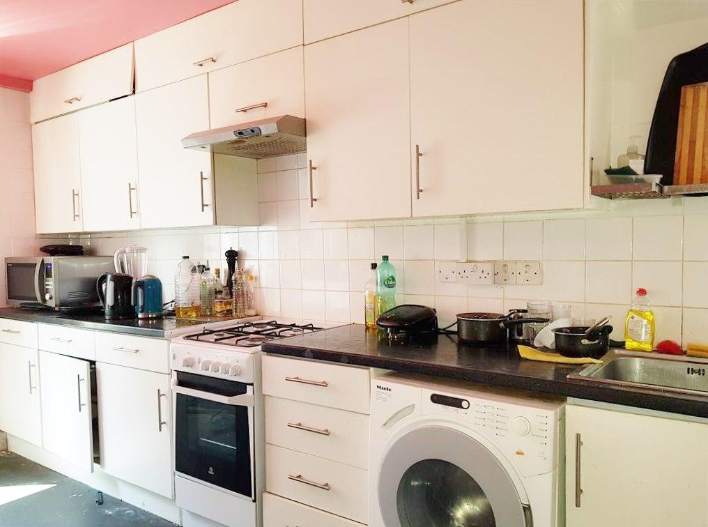 1 bedroom shared flat/apartment To Let in Willesden - Spacious Fully Fitted Kitchen