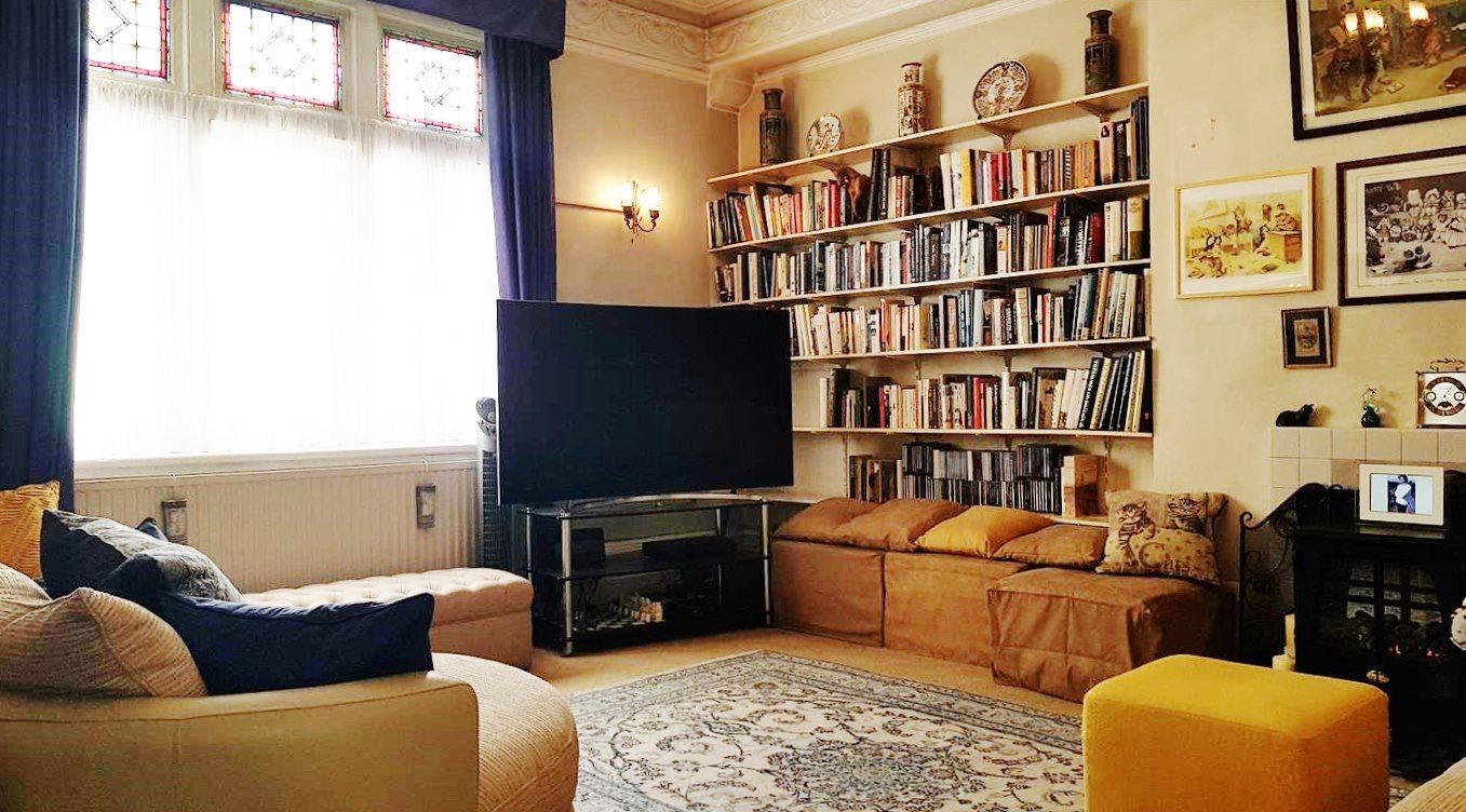 2 bedroom flat flat/apartment To Let in London - BRIGHT AND SPACIOUS LIVING ROOM