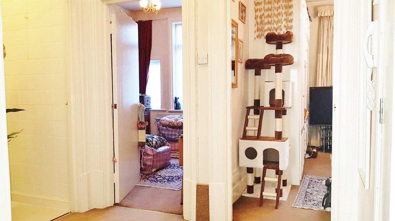 2 bedroom flat flat/apartment To Let in London - HALLWAY