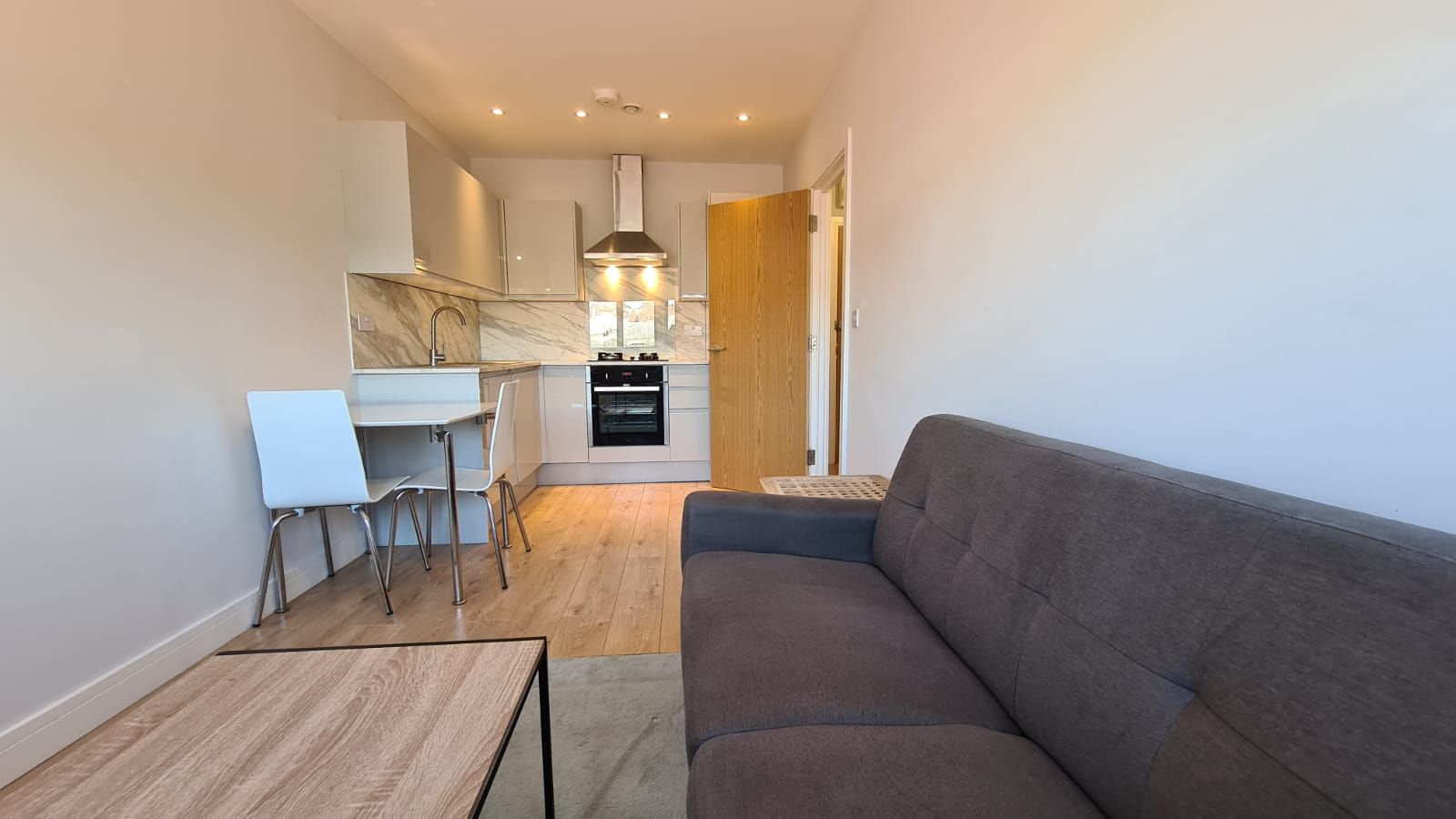 1 bedroom flat flat/apartment To Let in Kingsbury - Living /Kitchen