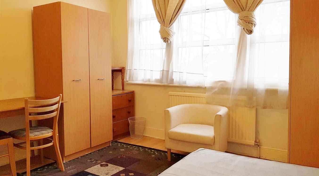 1 bedroom shared flat/apartment To Let in London - Wardrobe and desk