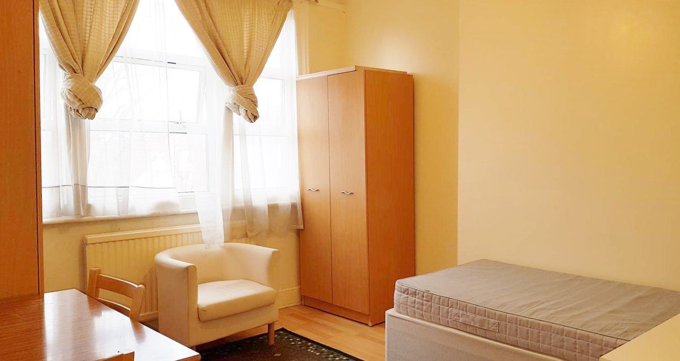 1 bedroom shared flat/apartment To Let in London - Large room with single bed