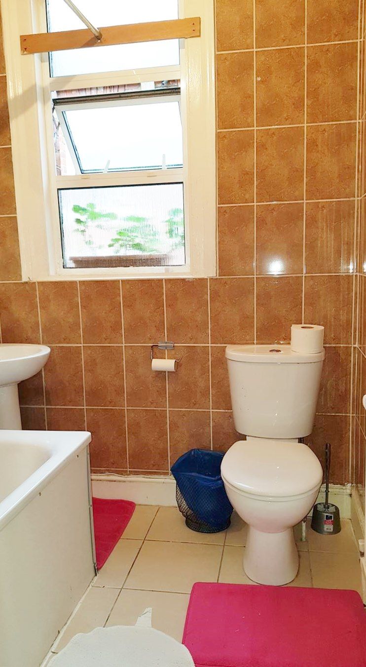 1 bedroom shared flat/apartment To Let in London - Three Peice bathroom suite