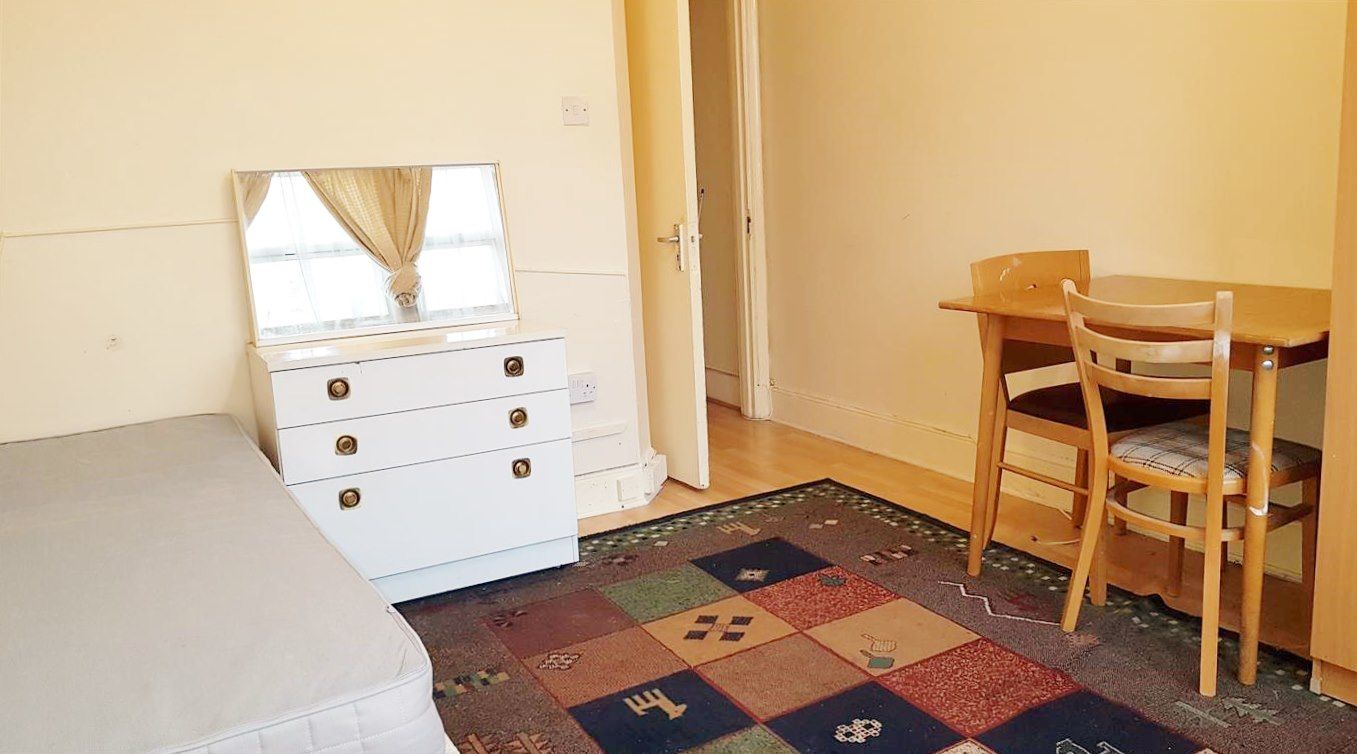 1 bedroom shared flat/apartment To Let in London - Laminate flooring throughout