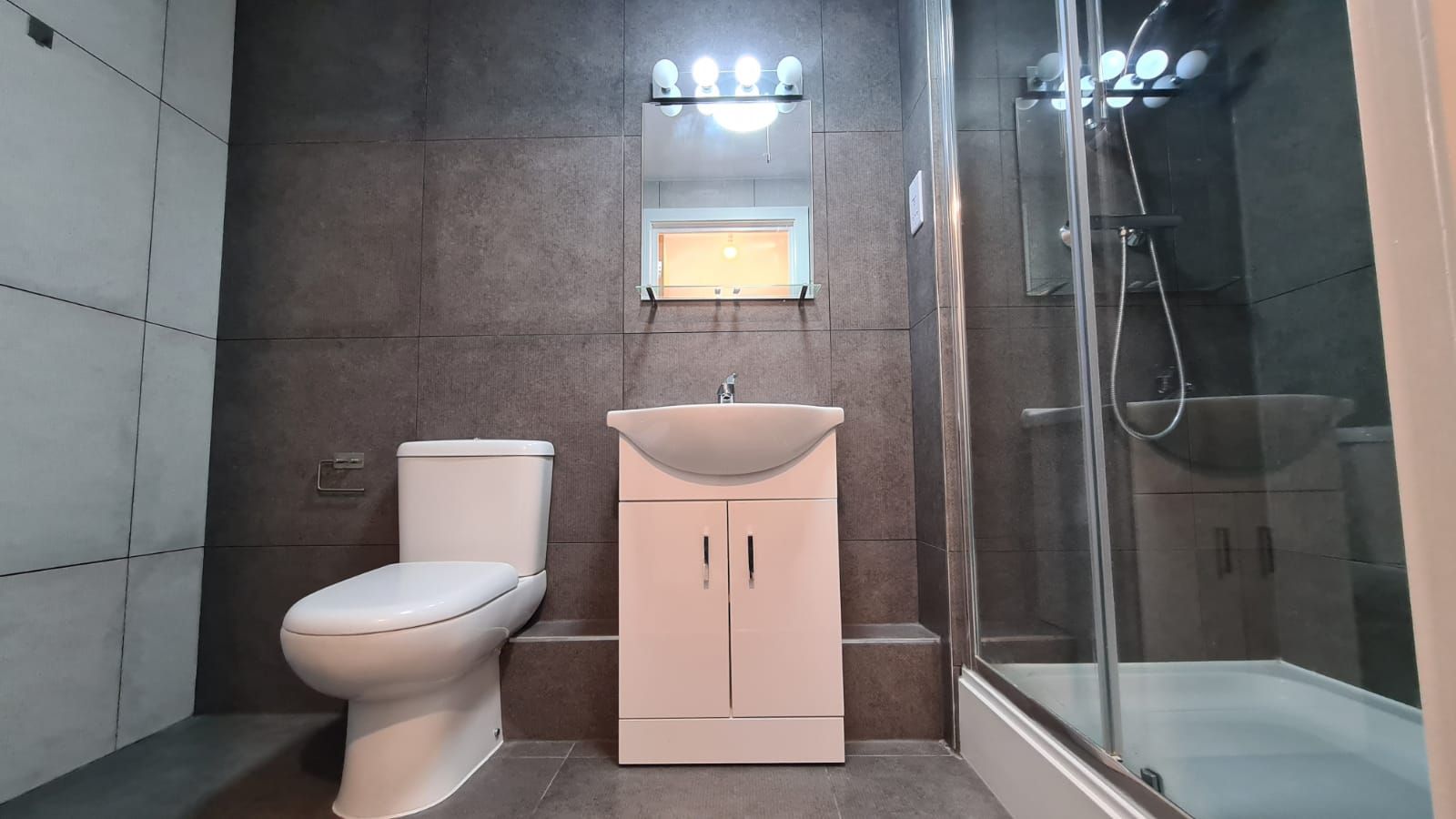 1 bedroom flat flat/apartment To Let in Kingsbury - 3-piece bathroom