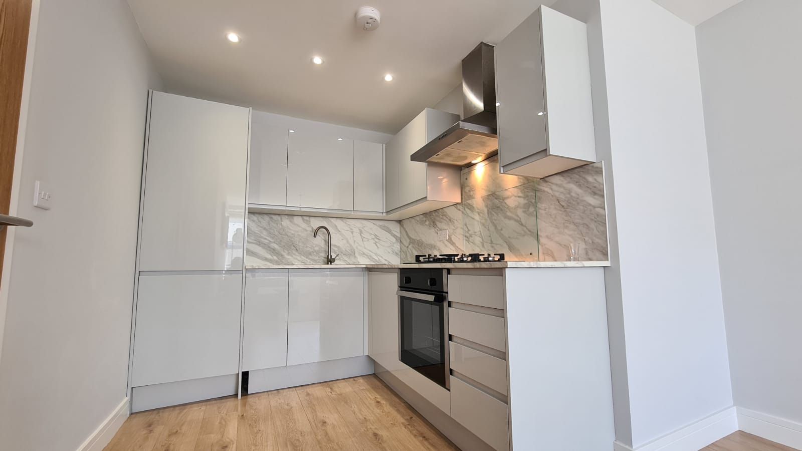 1 bedroom flat flat/apartment To Let in Kingsbury - Fully Fitted Wardrobe