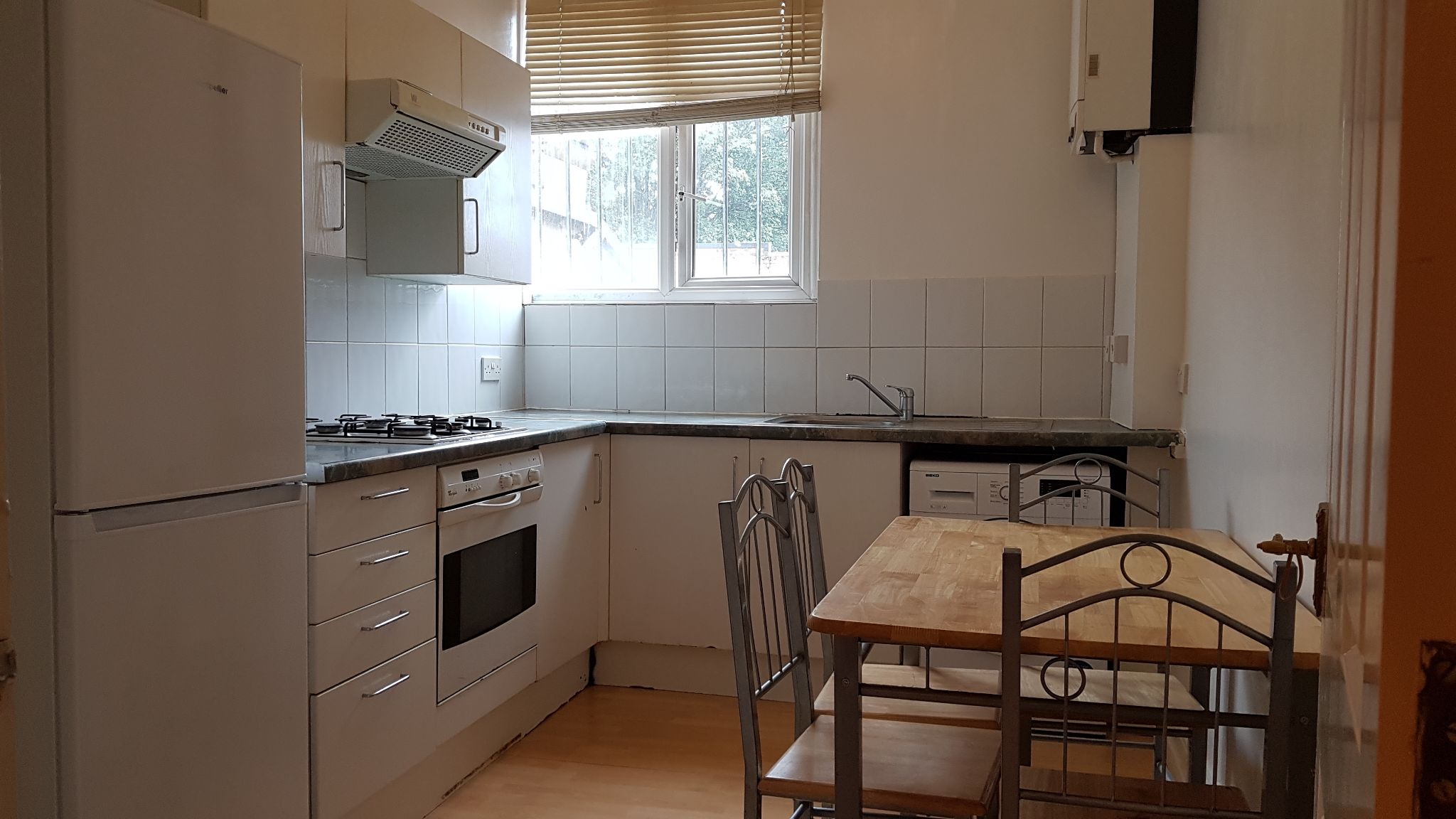 2 bedroom flat flat/apartment To Let in Cricklewood - Fully fitted kitchen/Washing machine
