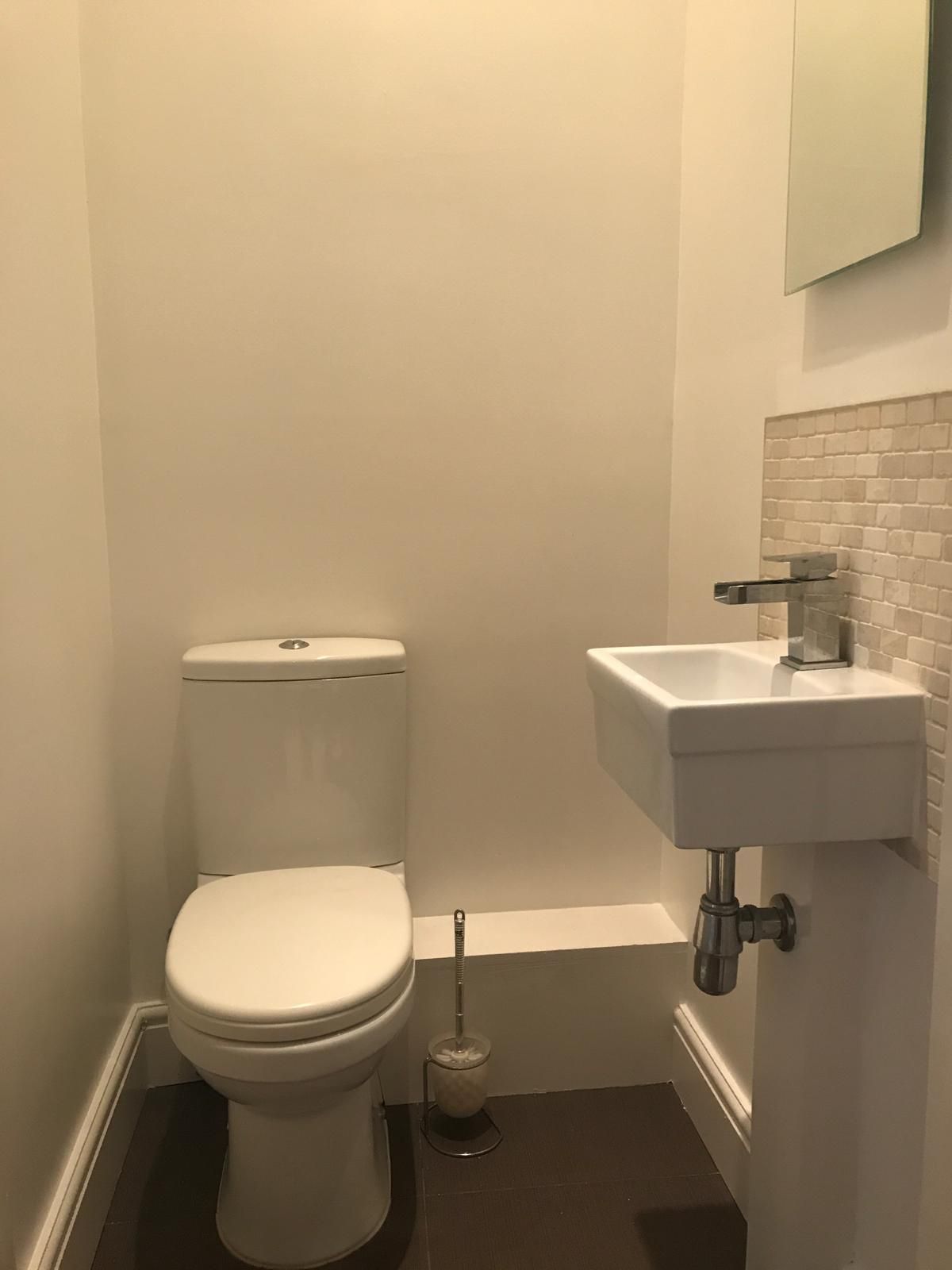 2 bedroom flat flat/apartment To Let in London - Toilet room