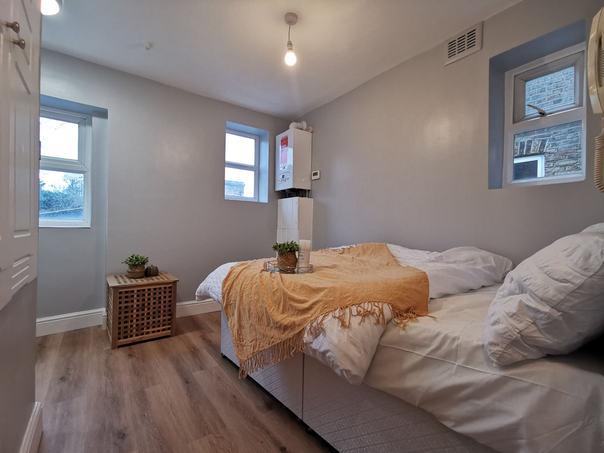 1 bedroom studio flat/apartment To Let in Willesden Green - Photograph 2