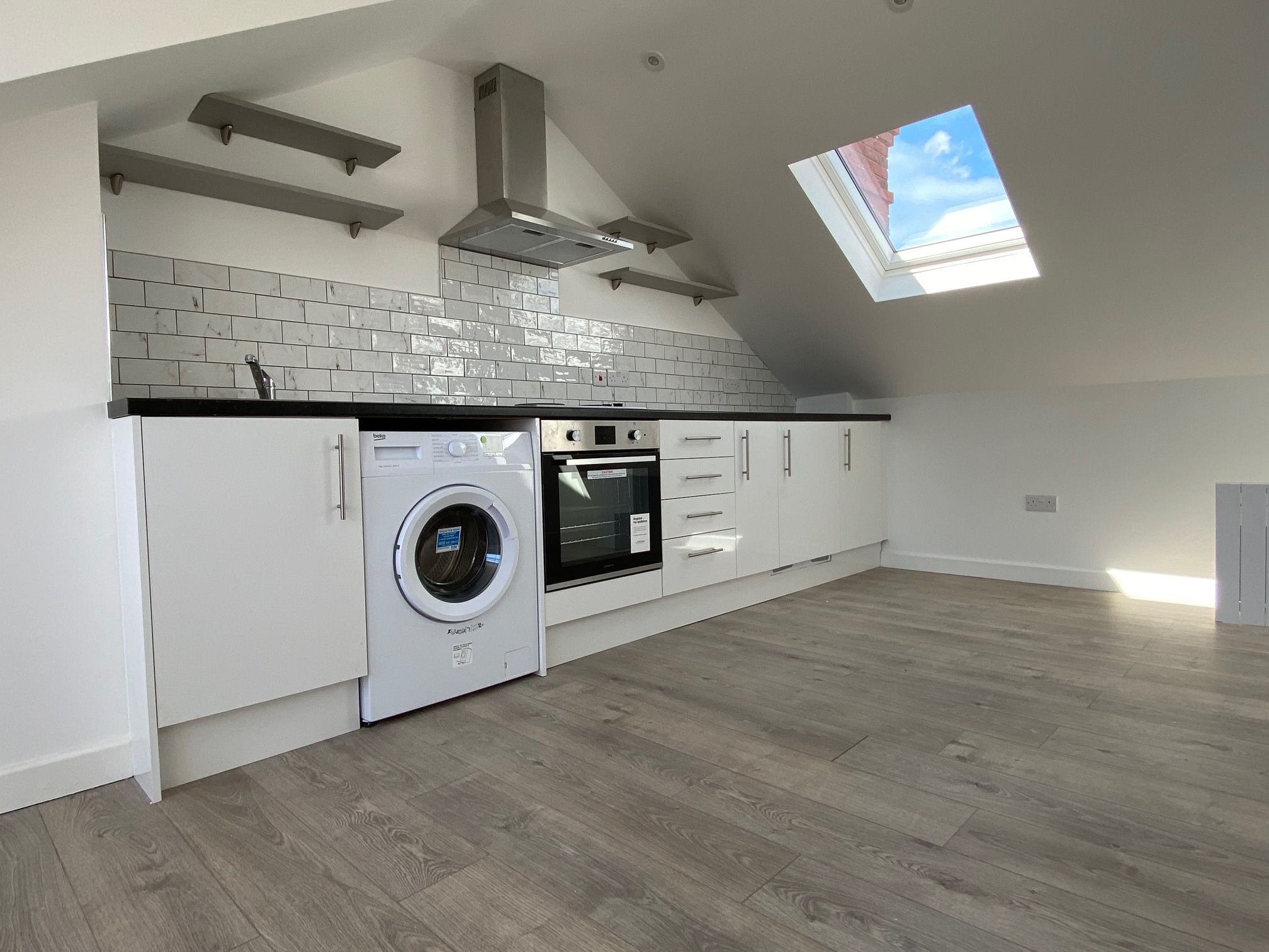 1 bedroom studio flat/apartment To Let in Willesden Green - Photograph 2