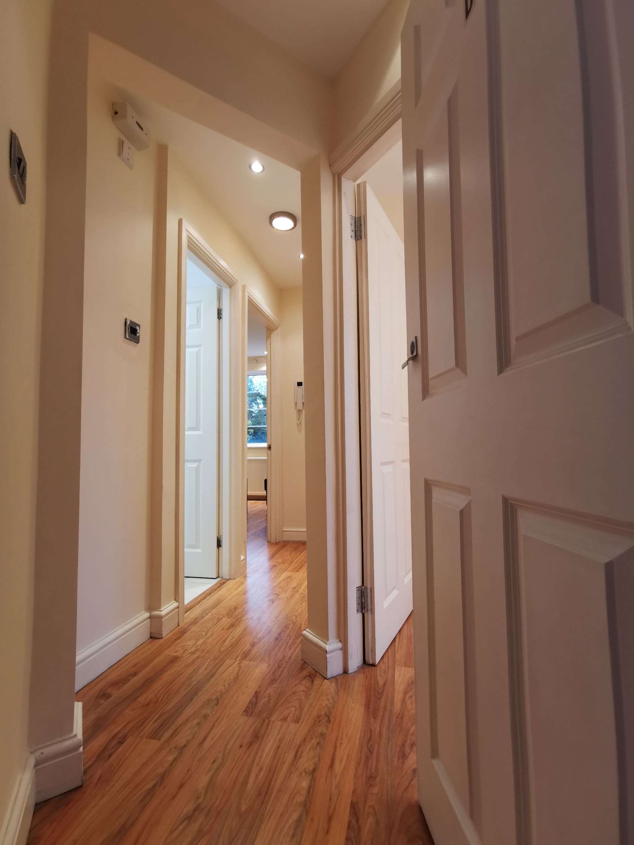 2 bedroom apartment flat/apartment To Let in Wembley - Entrance Hallway