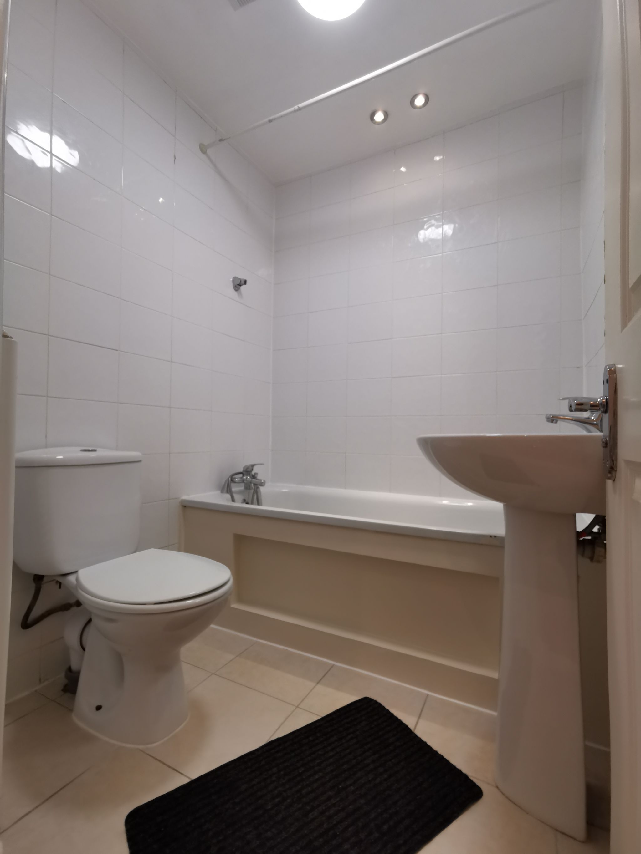 2 bedroom apartment flat/apartment To Let in Wembley - Three piece bathroom suite