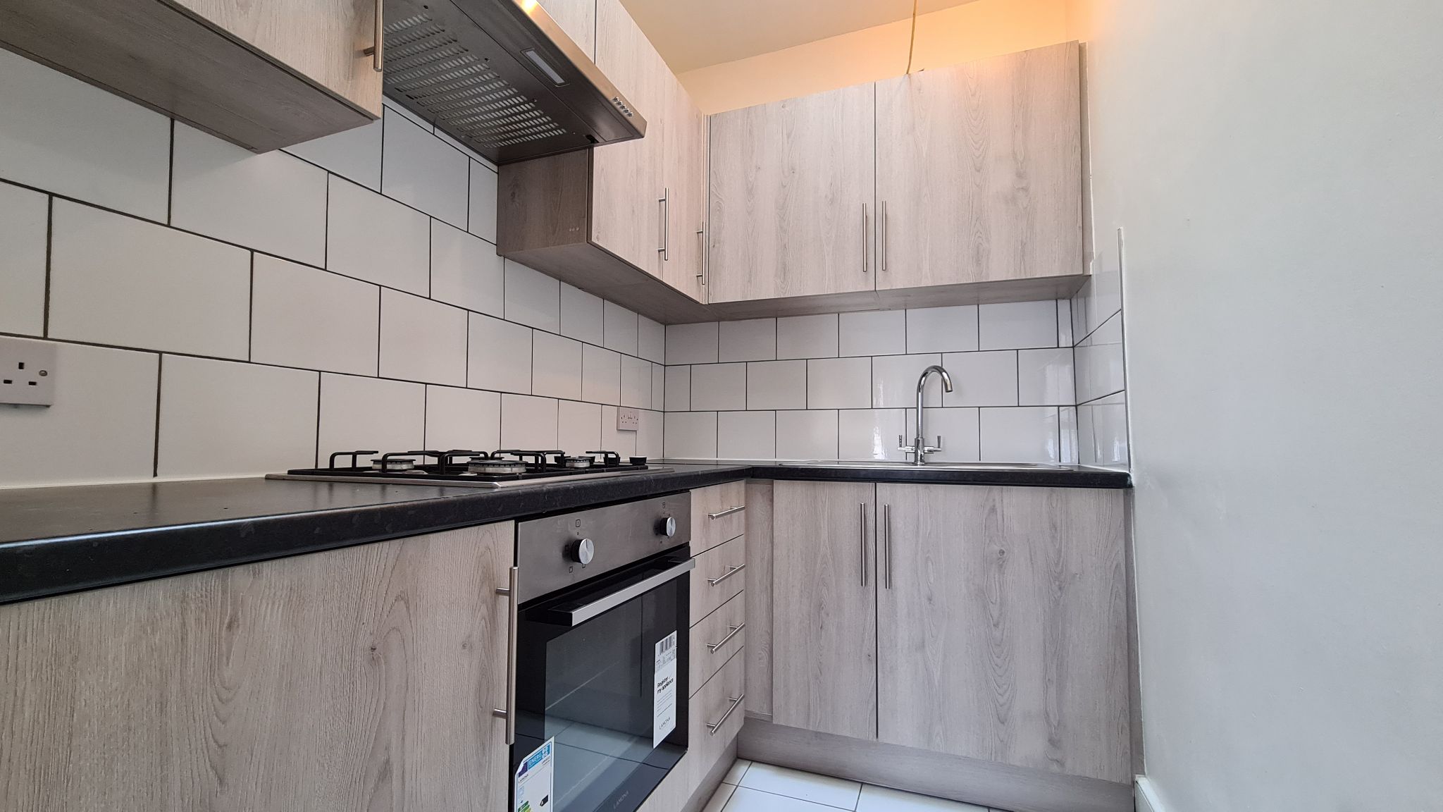 2 bedroom apartment flat/apartment To Let in London - Fully fitted refurbished kitchen