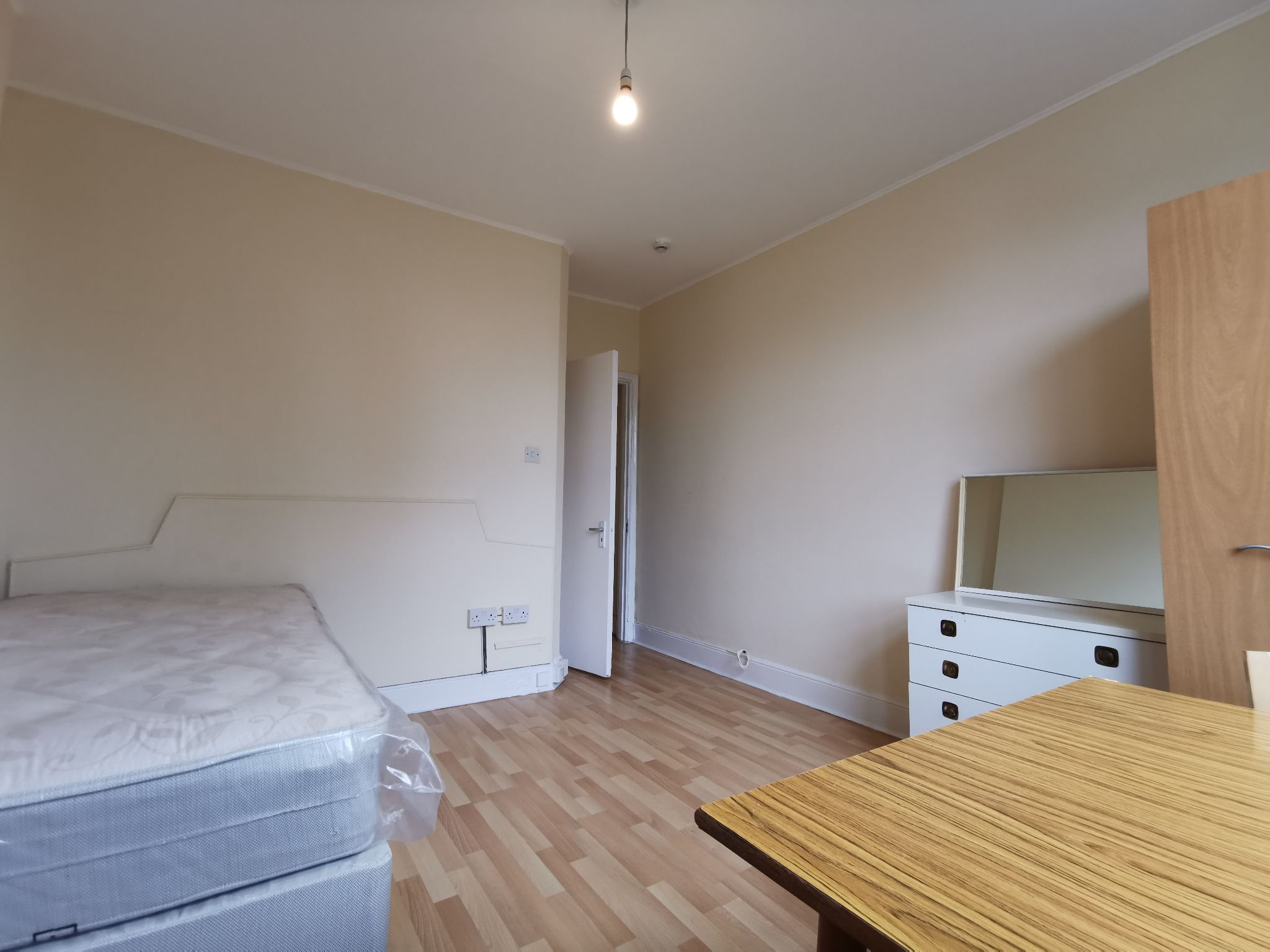 2 bedroom apartment flat/apartment To Let in London - Photograph 9
