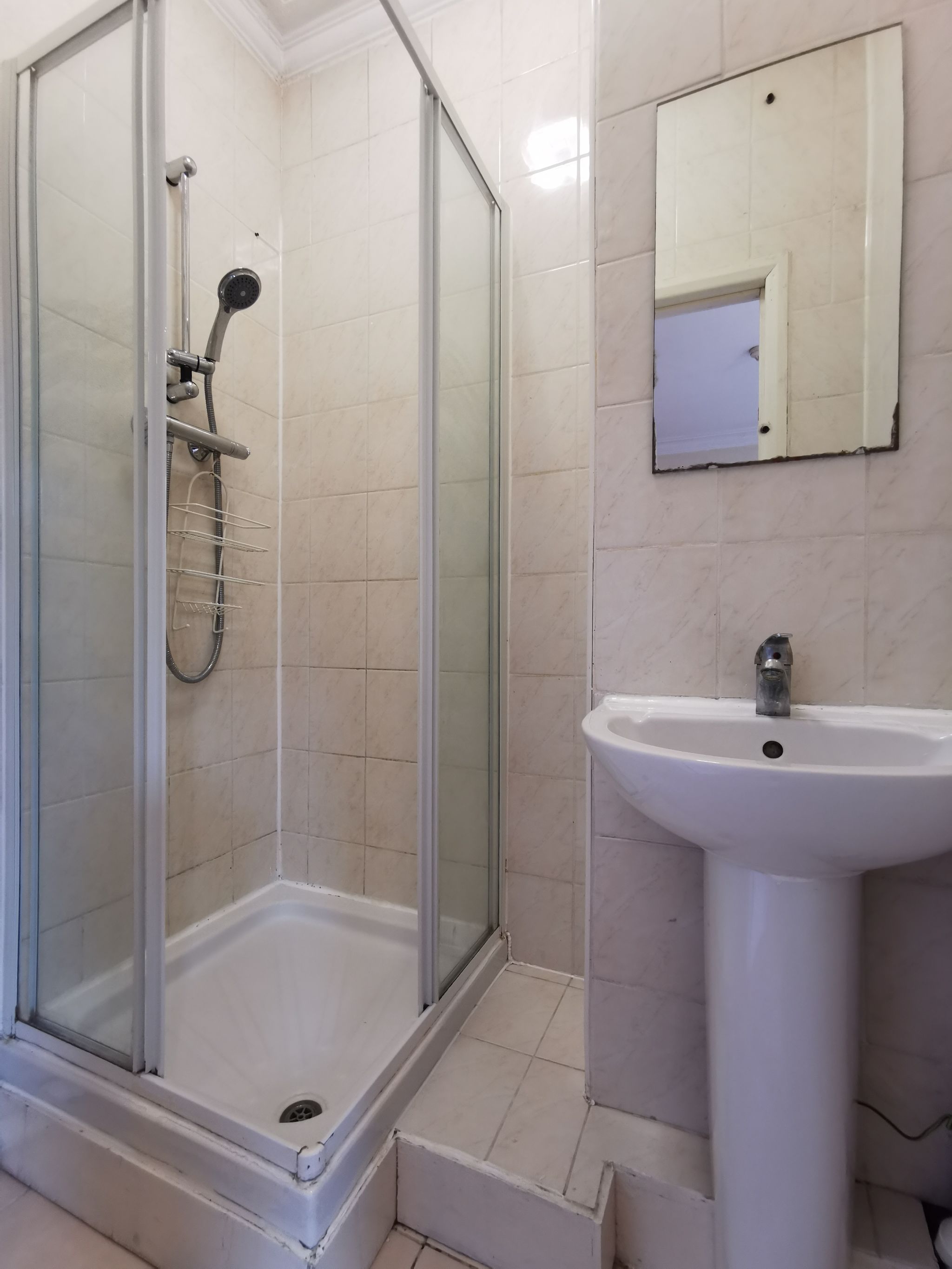 2 bedroom apartment flat/apartment To Let in London - Photograph 5