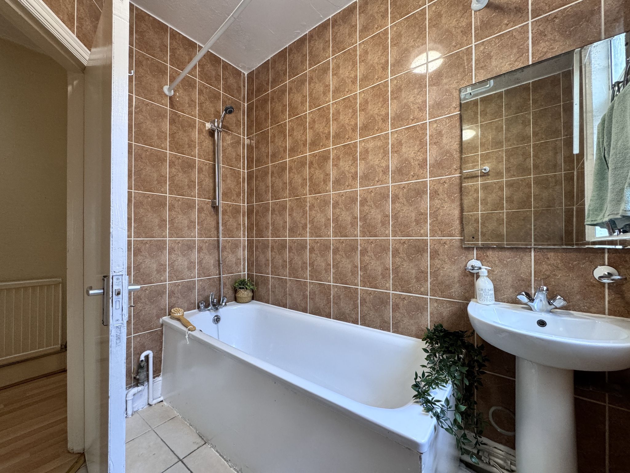 2 bedroom apartment flat/apartment To Let in Willesden - Photograph 12