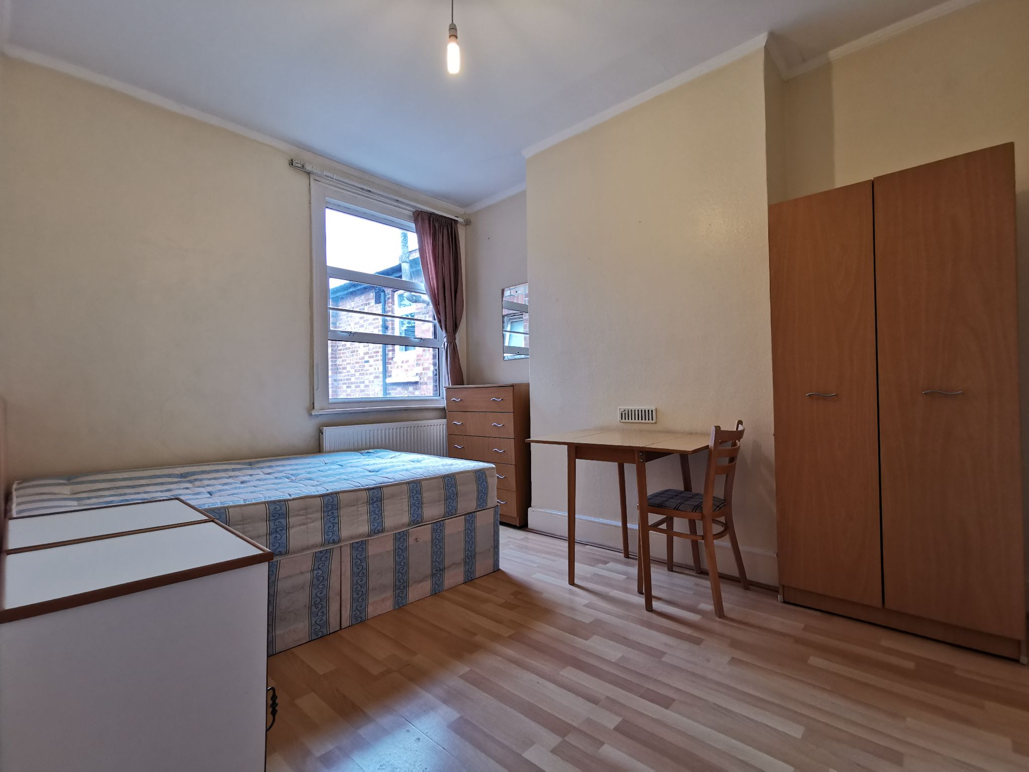 2 bedroom apartment flat/apartment To Let in London - Photograph 2