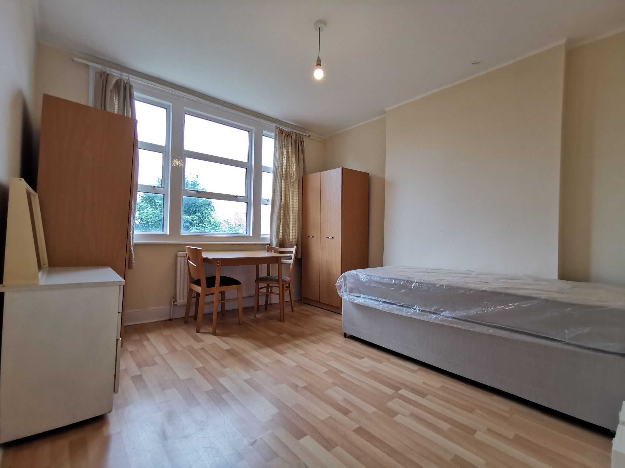 2 bedroom apartment flat/apartment To Let in London - Photograph 3
