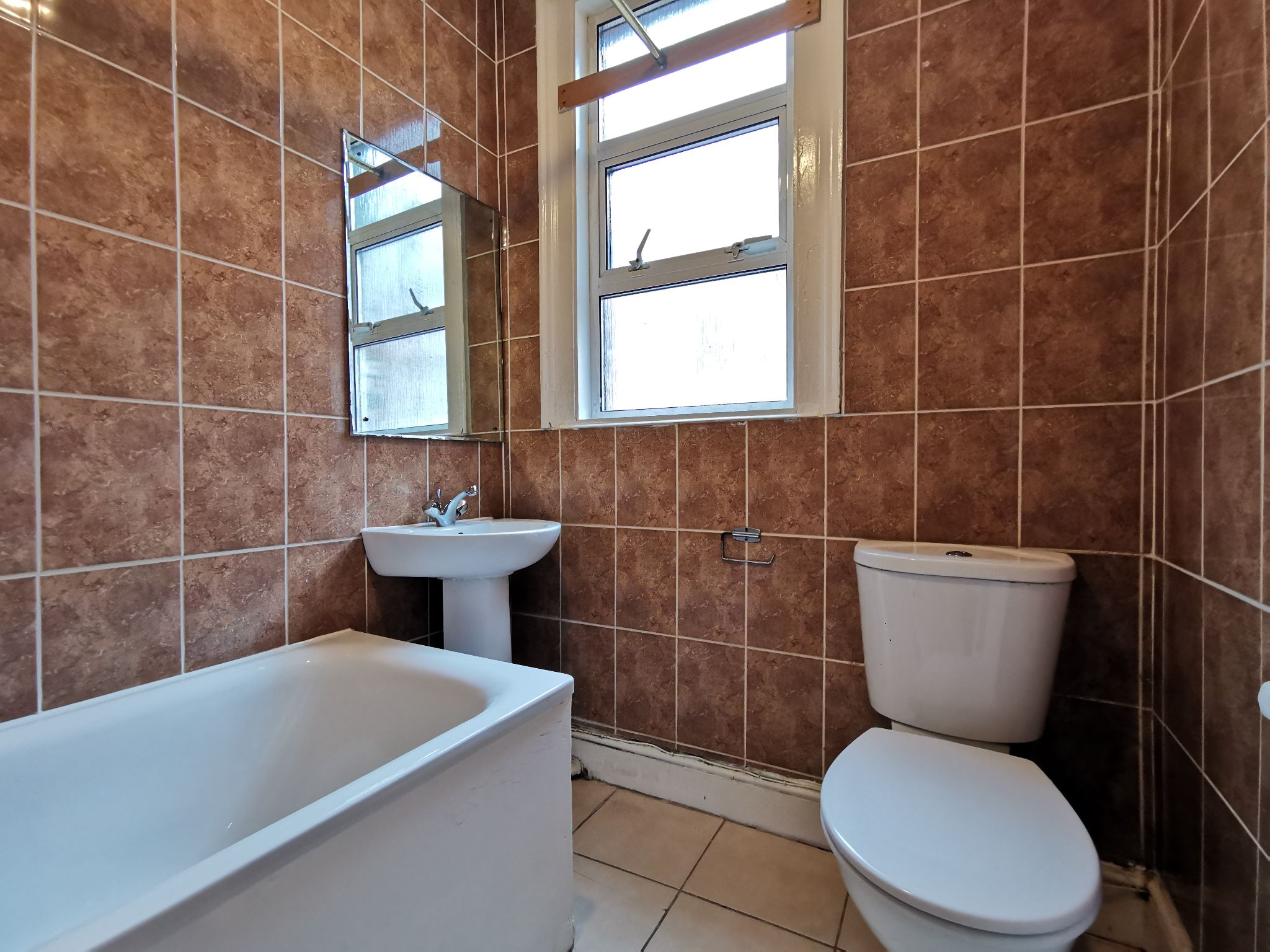 2 bedroom apartment flat/apartment To Let in London - Photograph 6