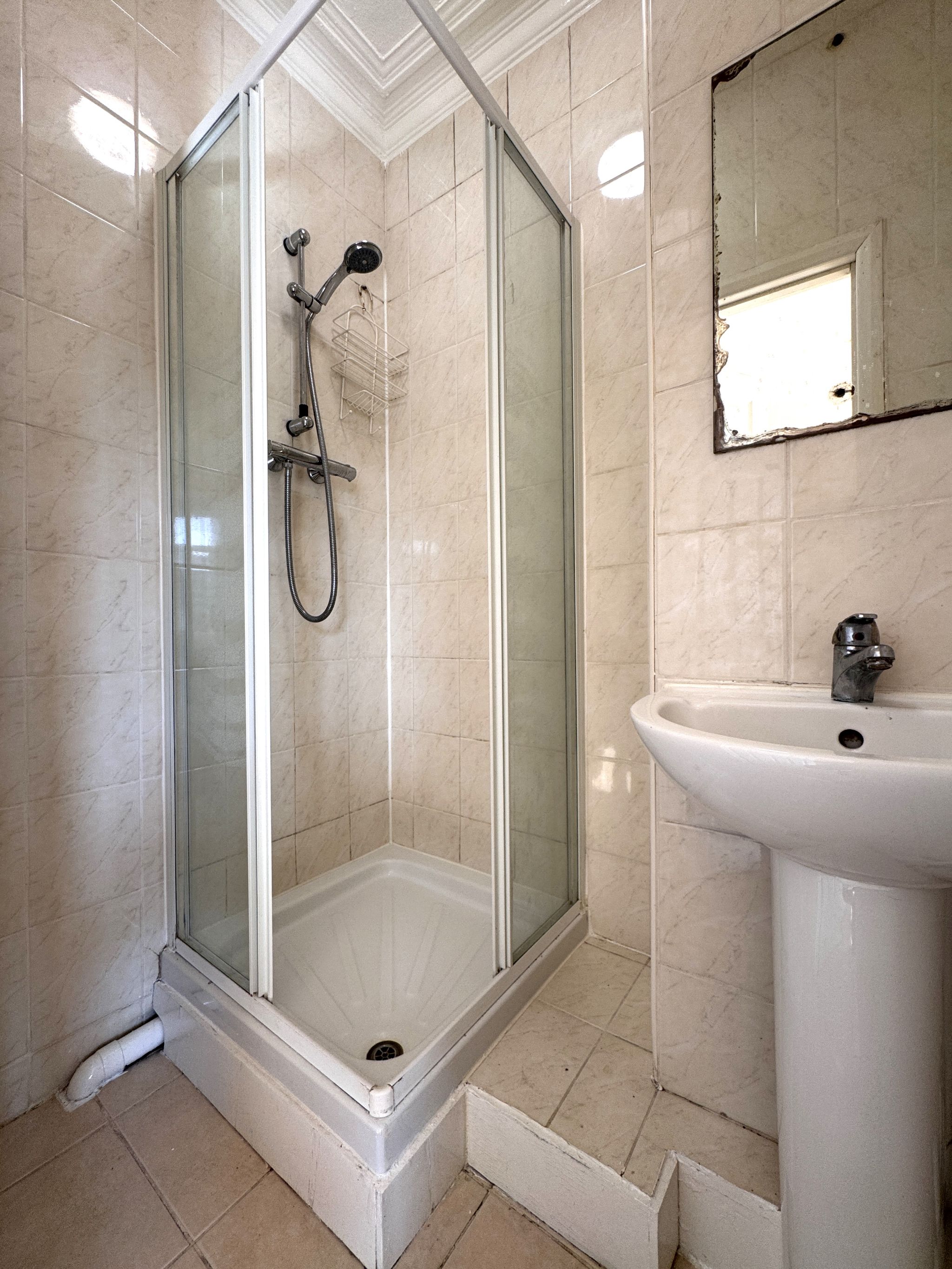 2 bedroom apartment flat/apartment To Let in Willesden - Photograph 4