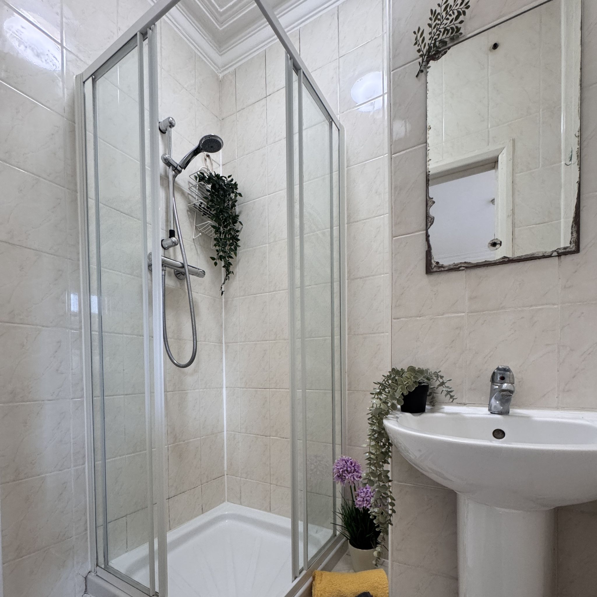 2 bedroom apartment flat/apartment To Let in Willesden - Photograph 4