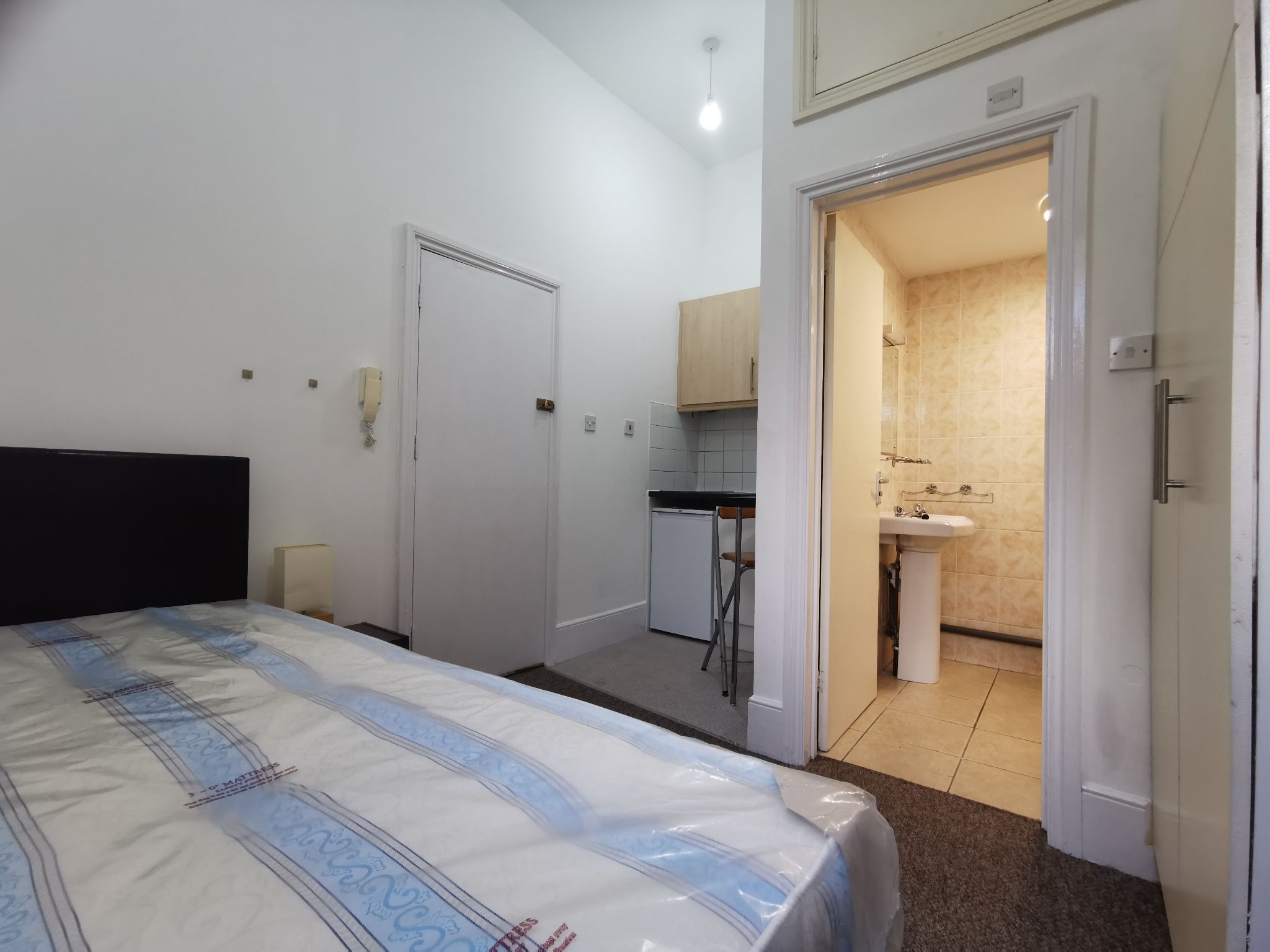 1 bedroom studio flat/apartment Let in Dollis Hill - Photograph 1