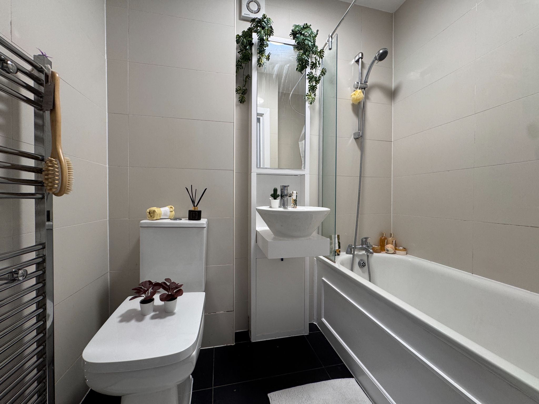 2 bedroom flat flat/apartment To Let in Enfield - Photograph 6