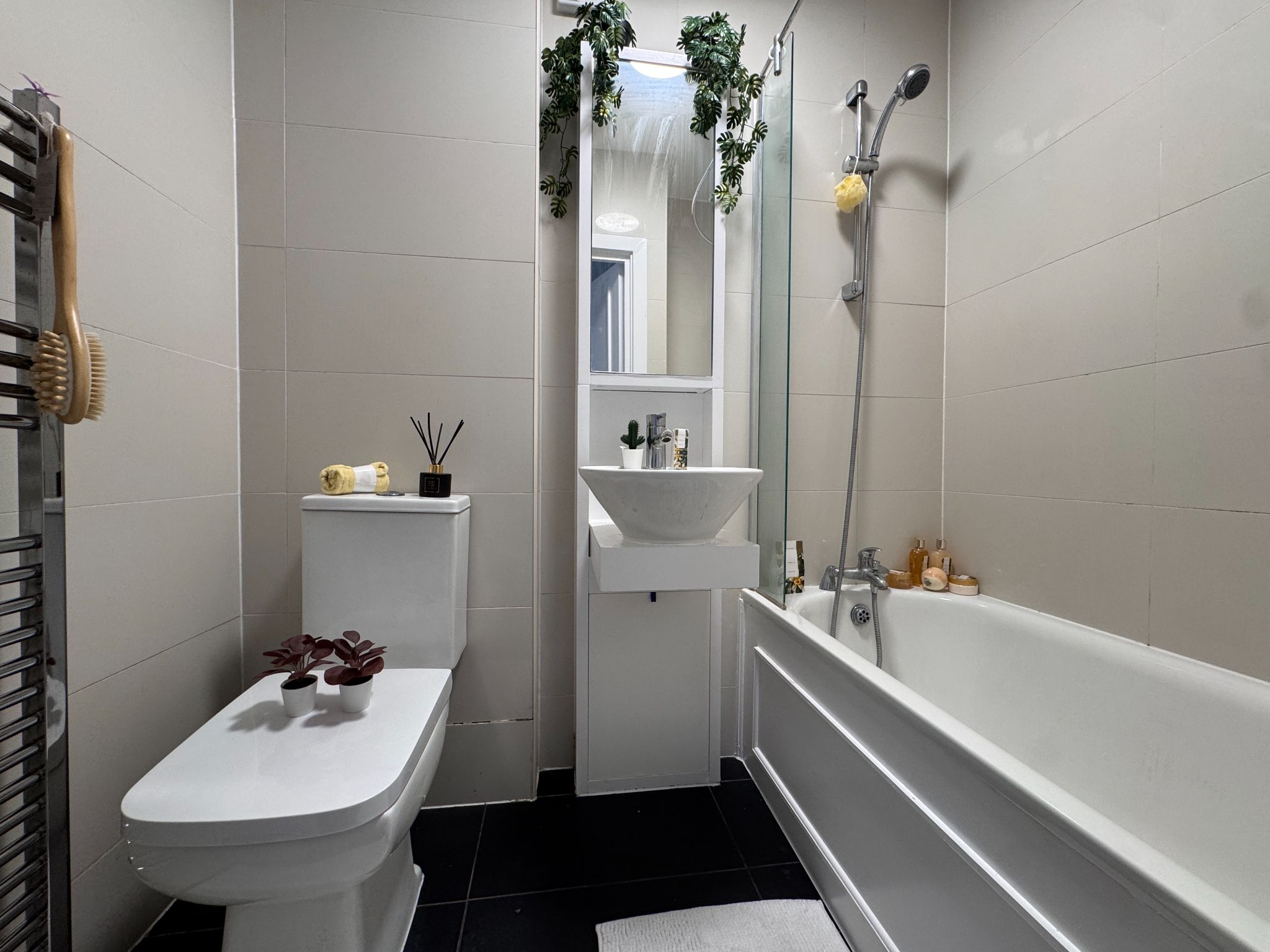 2 bedroom flat flat/apartment To Let in Enfield - Photograph 8