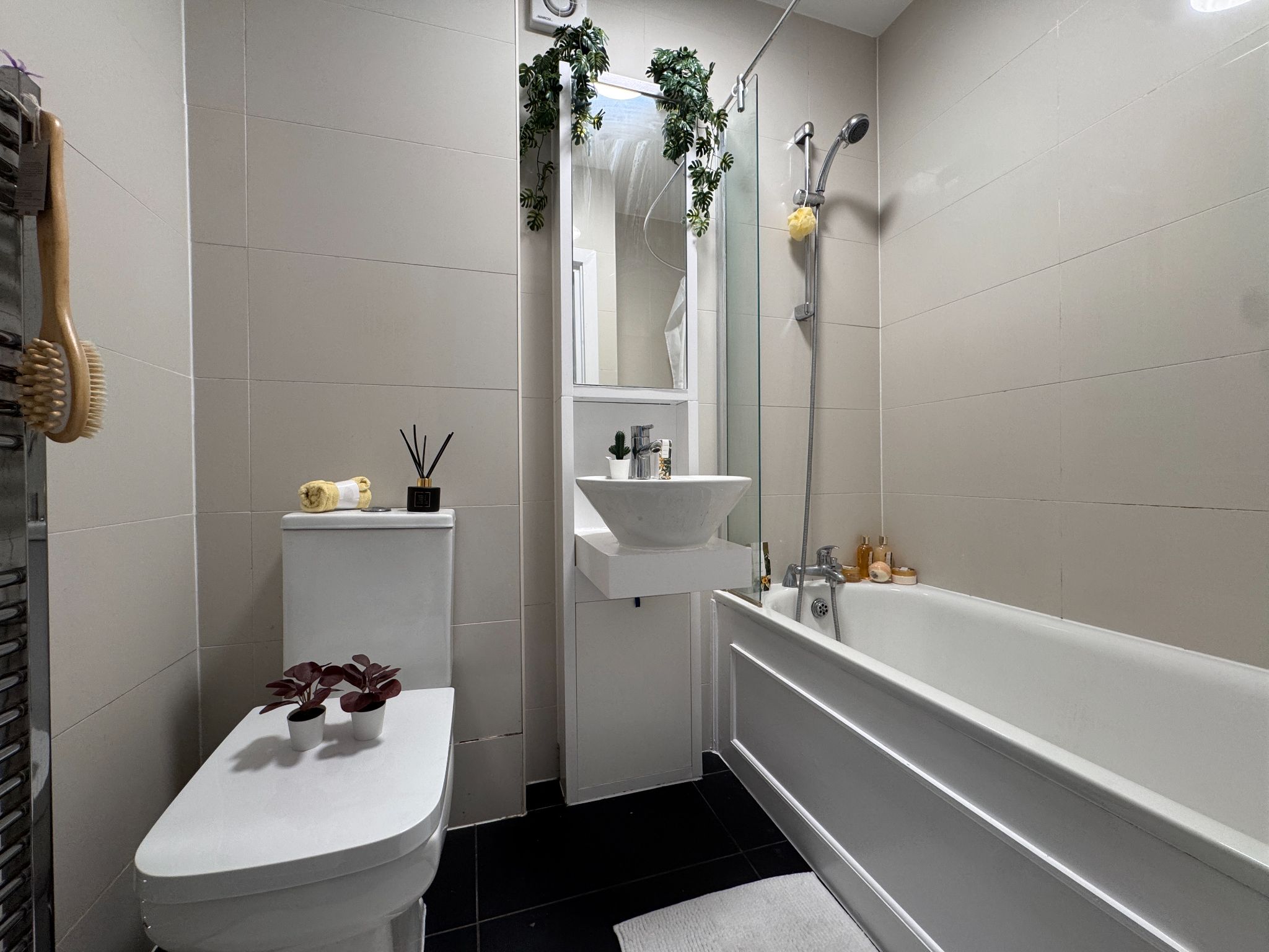 2 bedroom flat flat/apartment To Let in Enfield - Photograph 7