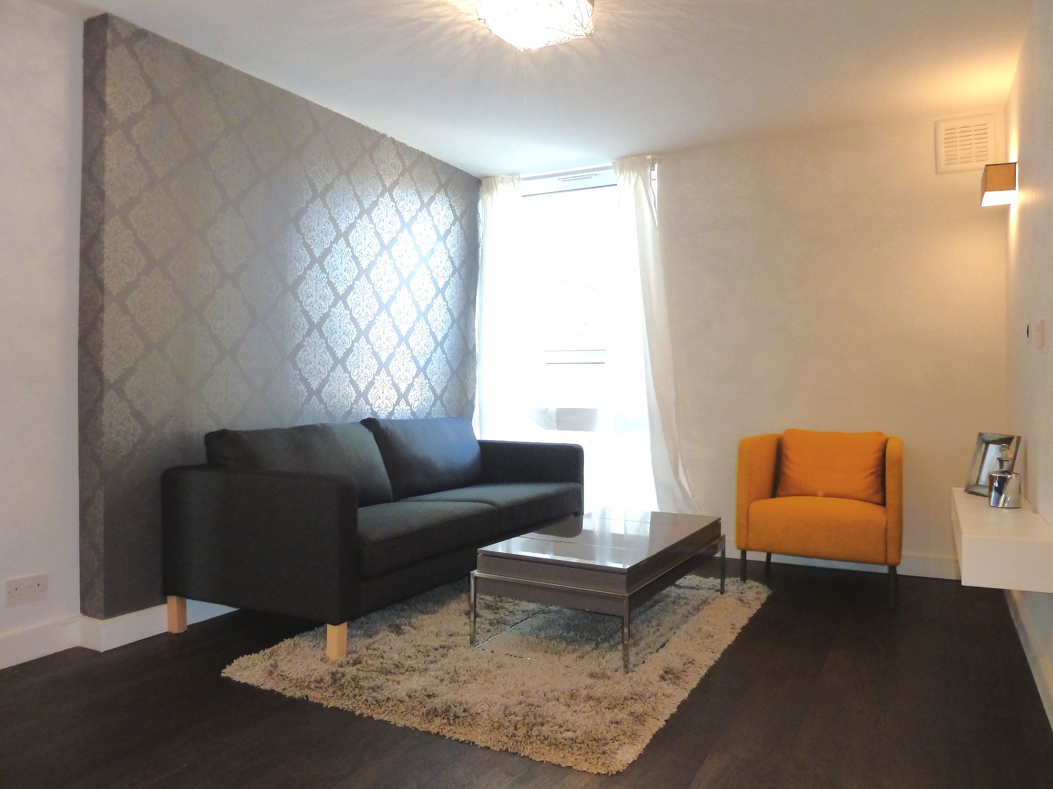 2 bedroom apartment flat/apartment To Let in London - Property photograph
