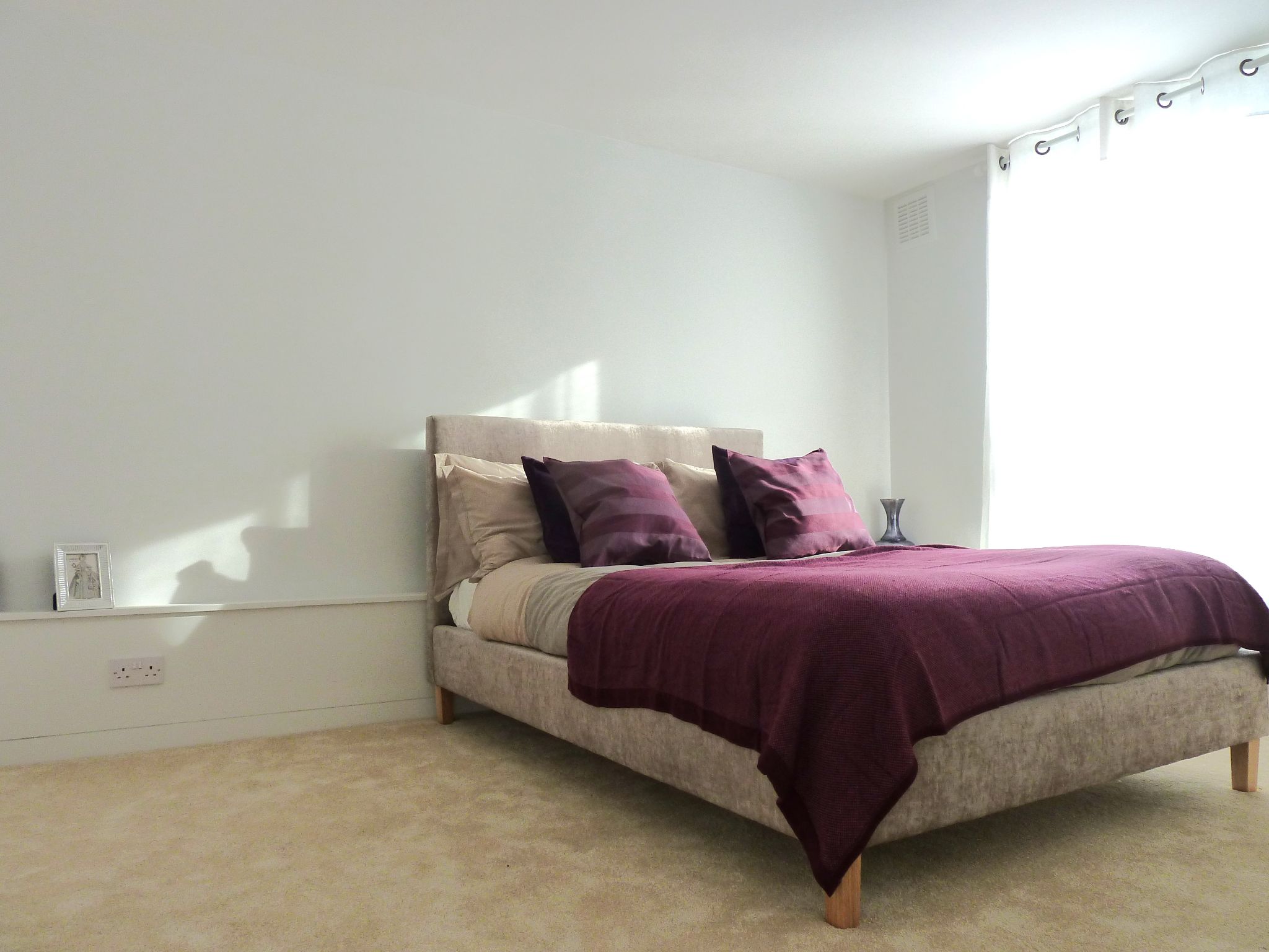2 bedroom apartment flat/apartment To Let in London - Property photograph